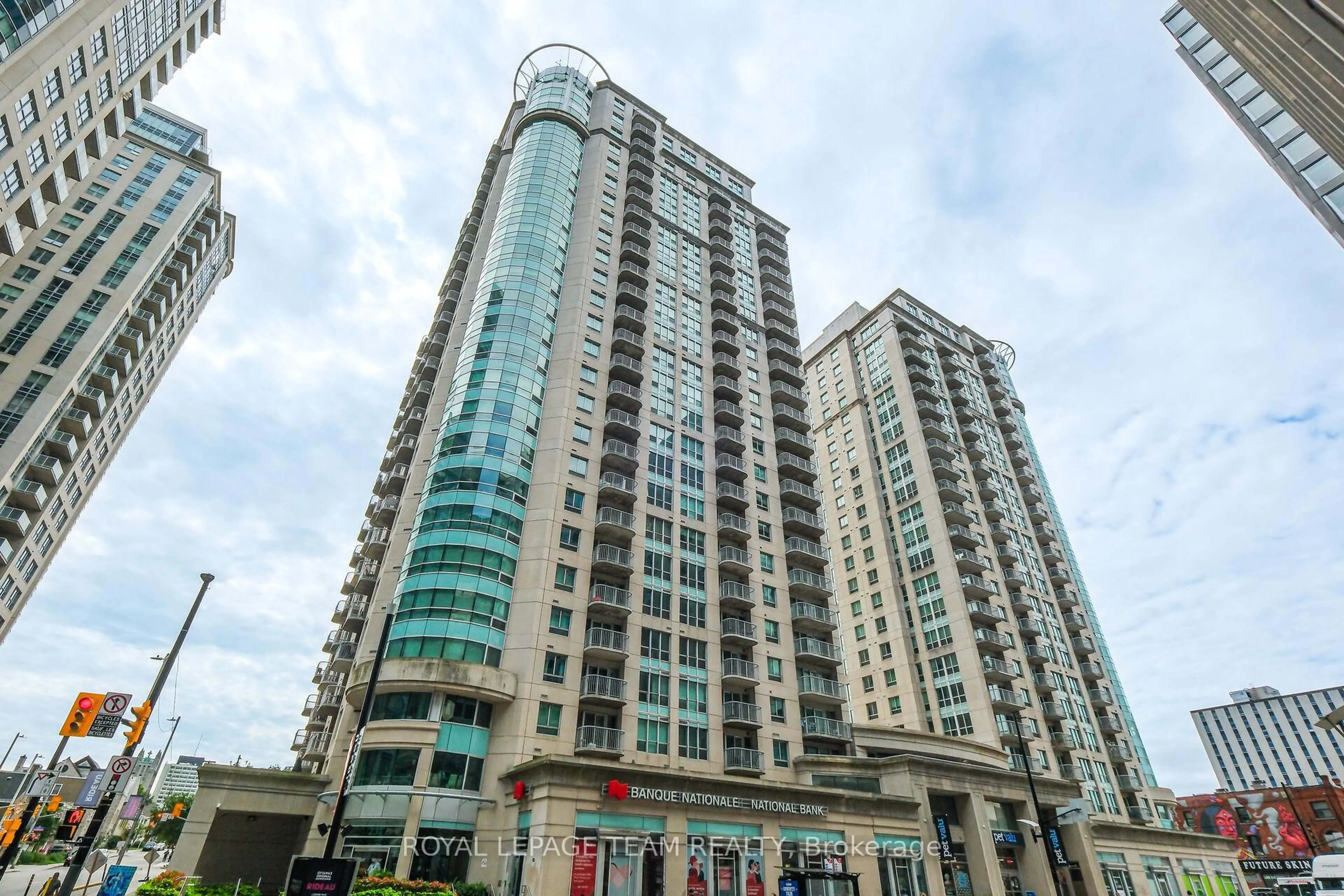 Indoor foyer for 234 RIDEAU St #1904A, Ottawa Ontario K1N 0A9