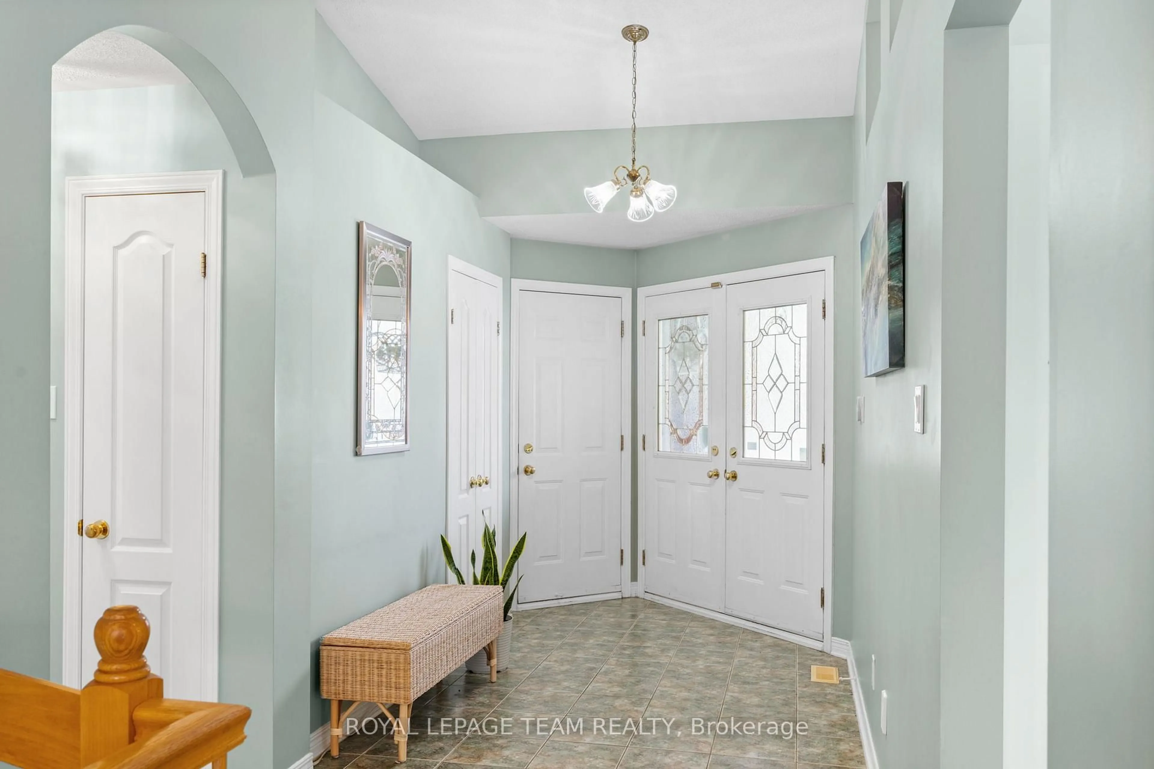 Indoor entryway for 56 Coulson Crt, Ottawa Ontario K2K 2X9