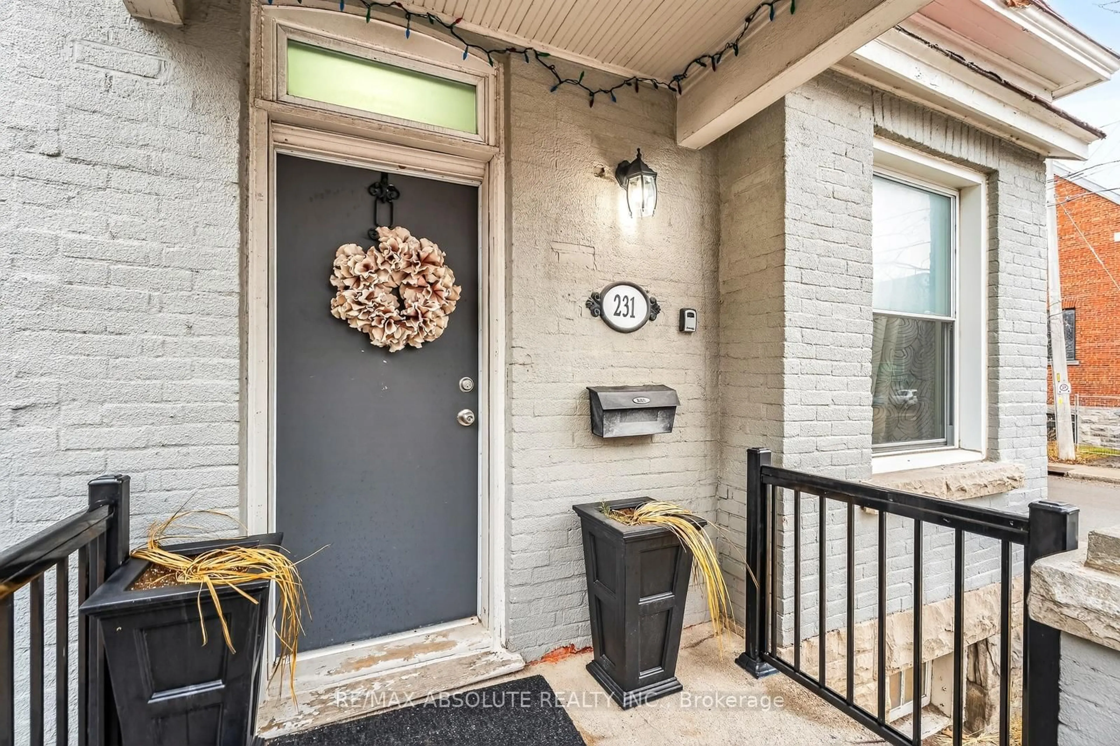 Indoor entryway for 231 Bell St, Ottawa Ontario K1R 7E1