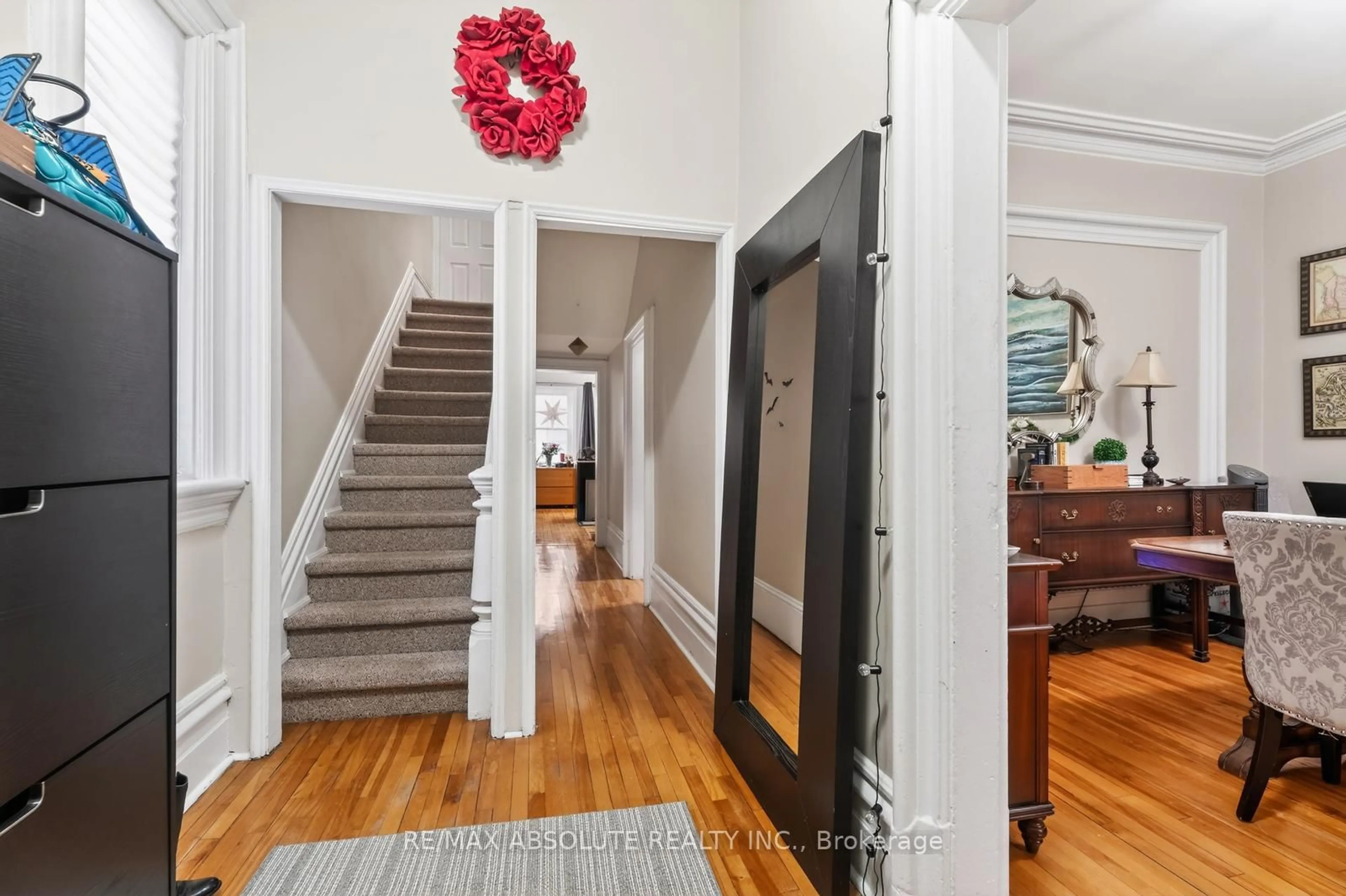 Indoor entryway for 231 Bell St, Ottawa Ontario K1R 7E1