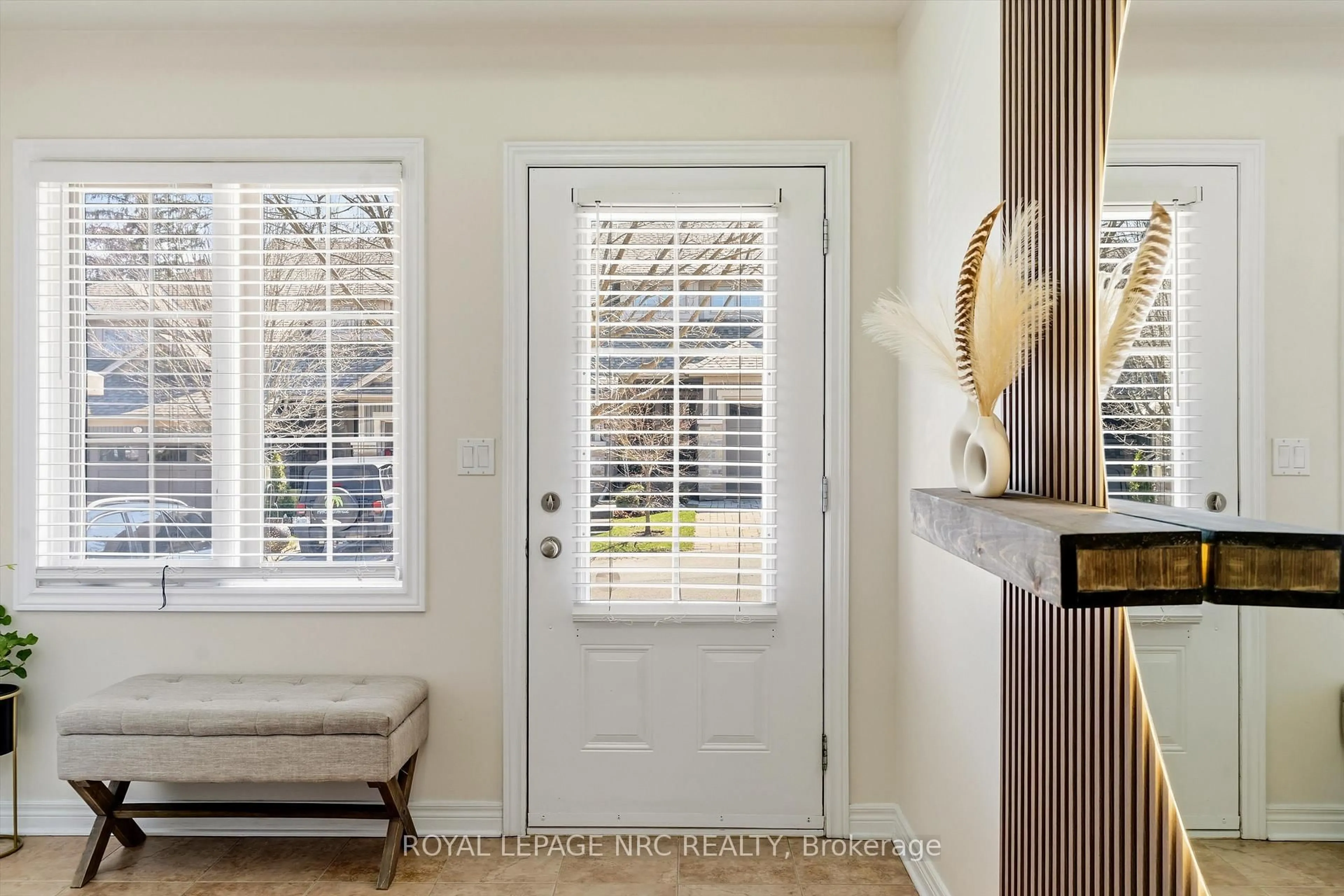 Indoor entryway for 1398 Pelham St #20, Pelham Ontario L0S 1E7