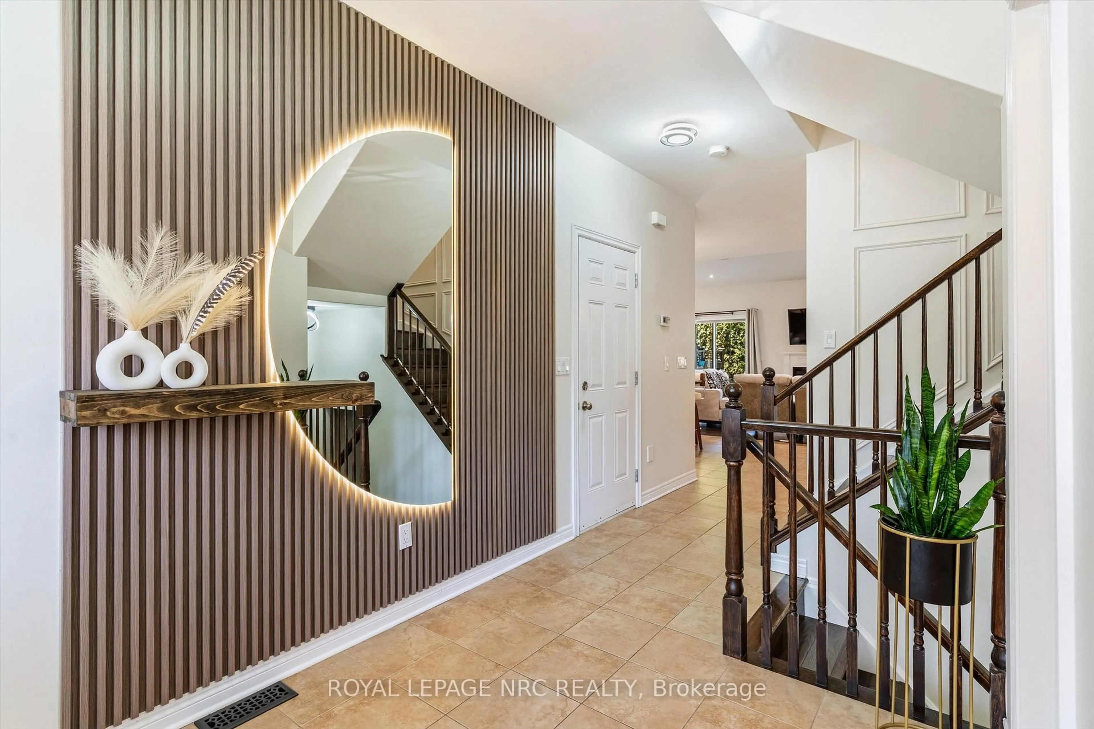 Indoor entryway for 1398 Pelham St #20, Pelham Ontario L0S 1E7