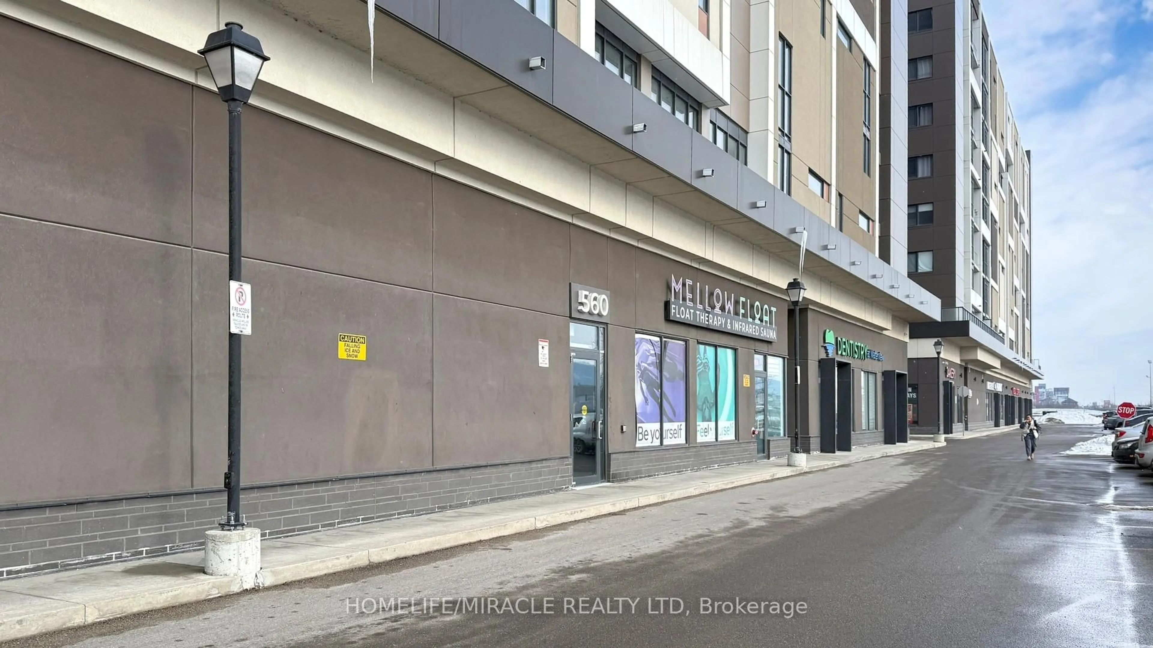 Parking for 560 North Service Rd #602, Grimsby Ontario L3M 0G3