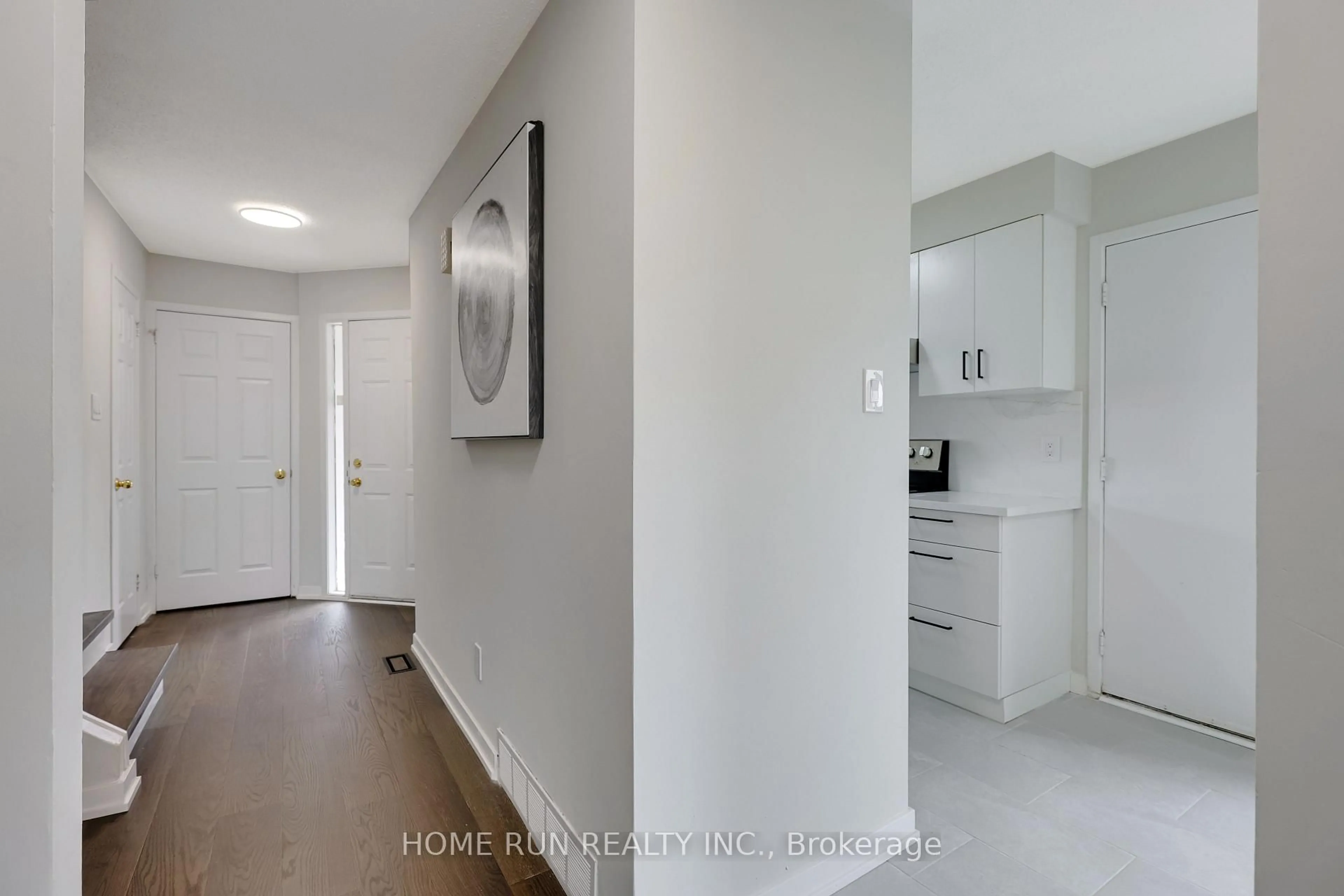 Indoor entryway for 16 Sovereign Ave, Ottawa Ontario K2G 4Y1