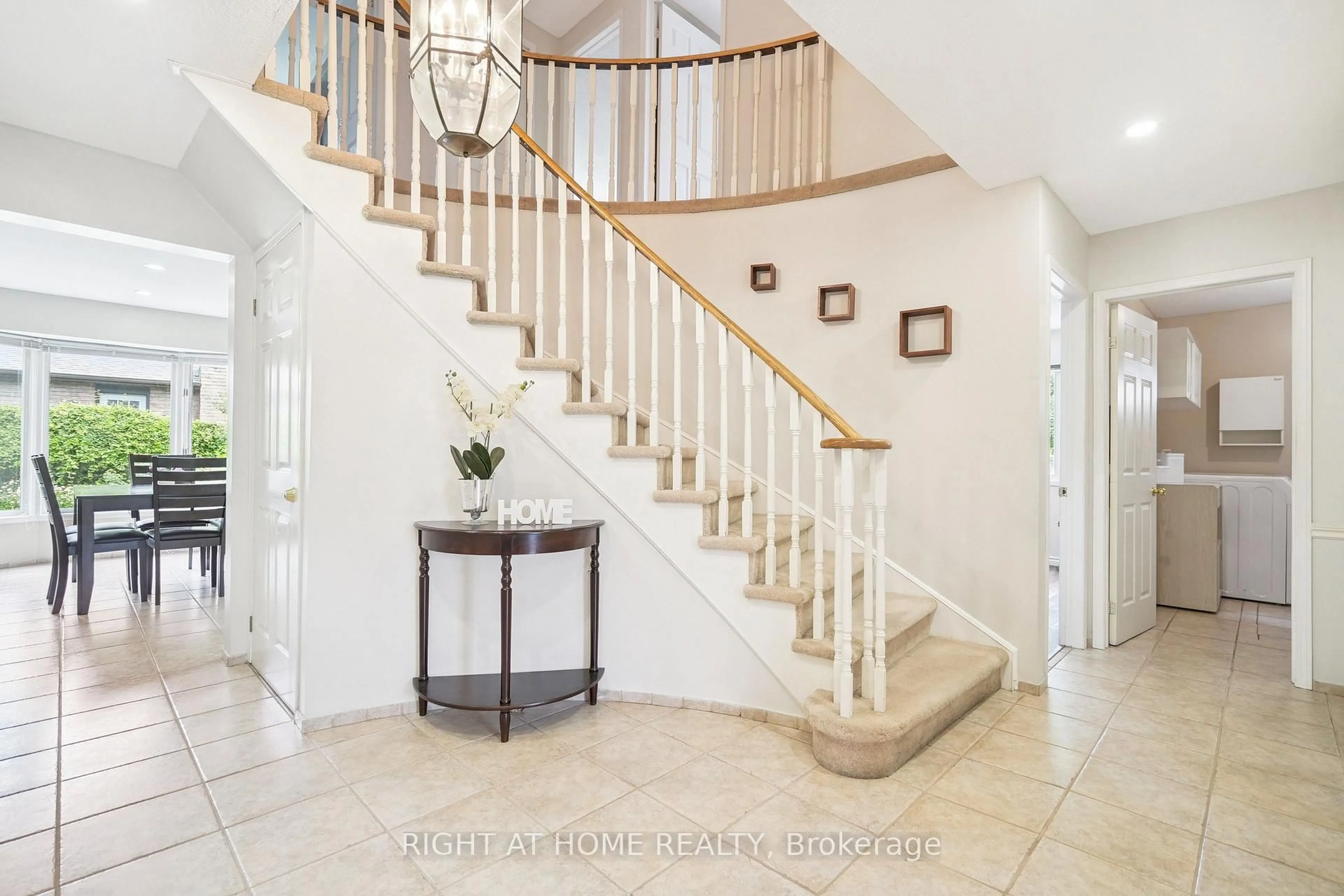 Indoor entryway for 309 Amberly Blvd, Hamilton Ontario L9G 4B6