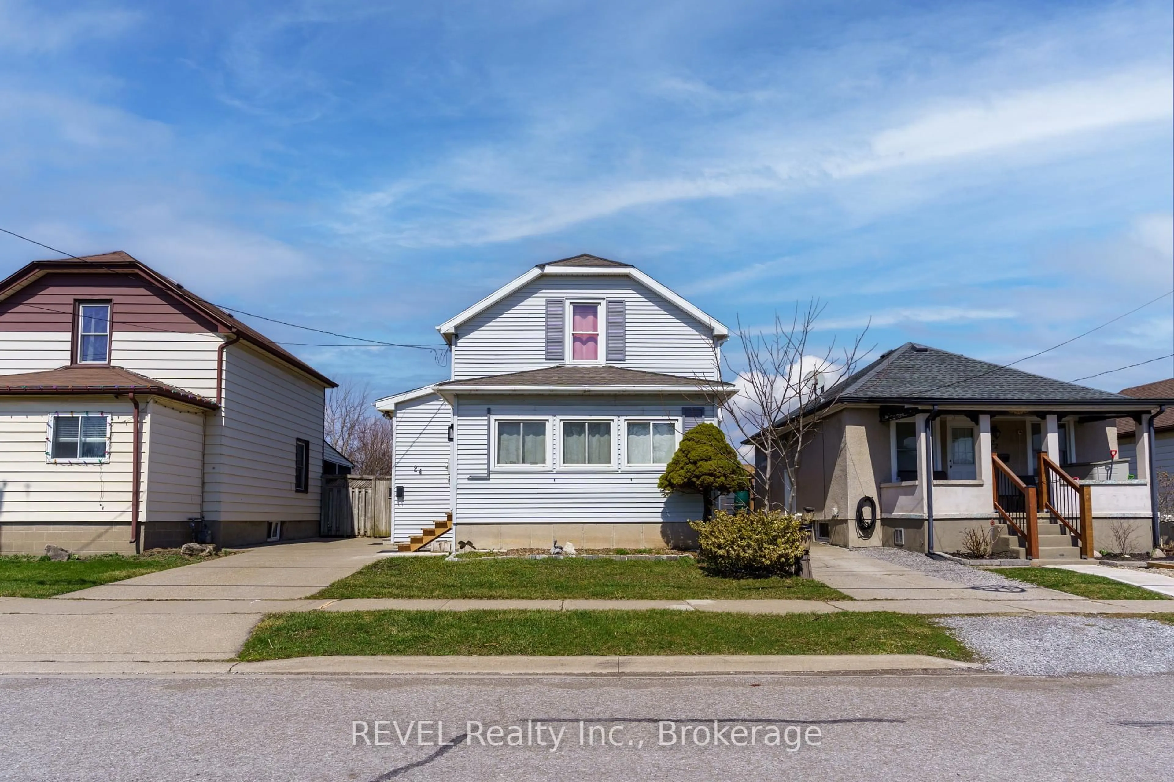 Home with vinyl exterior material, street for 24 Lyndon St, Thorold Ontario L2V 3J7