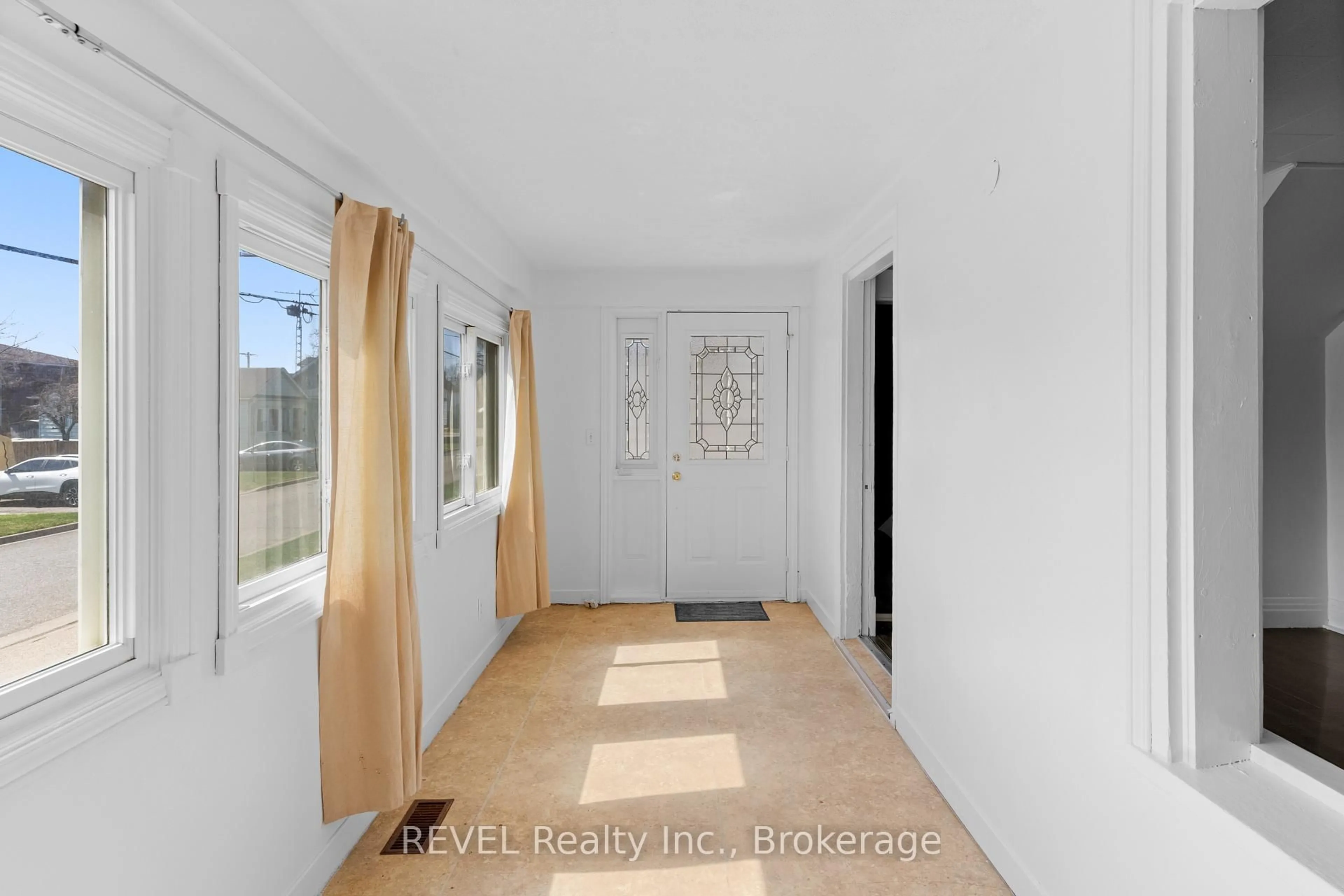 Indoor entryway for 24 Lyndon St, Thorold Ontario L2V 3J7