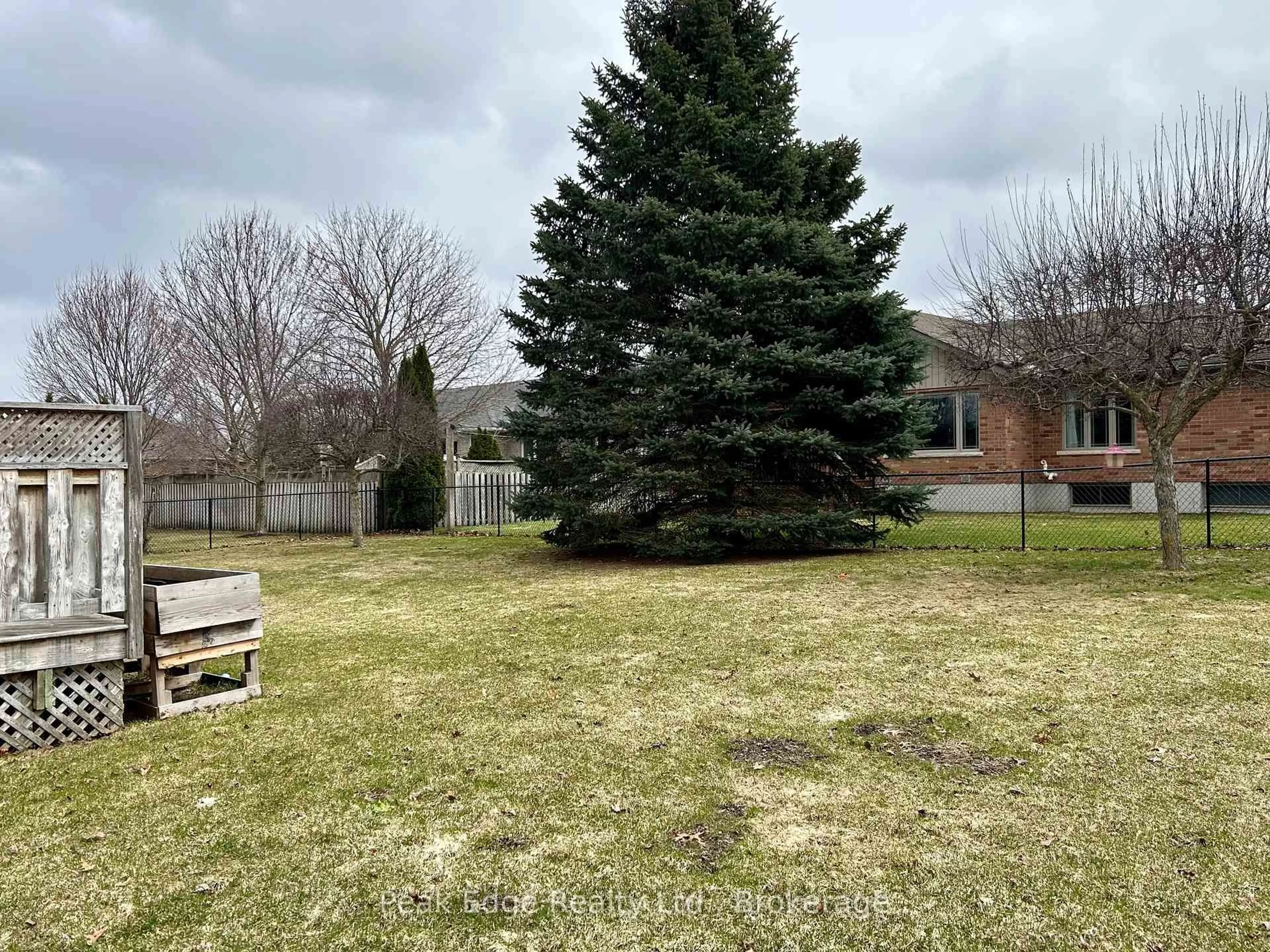 A pic from outside/outdoor area/front of a property/back of a property/a pic from drone, unknown for 397 1st St, Hanover Ontario N4N 3T8
