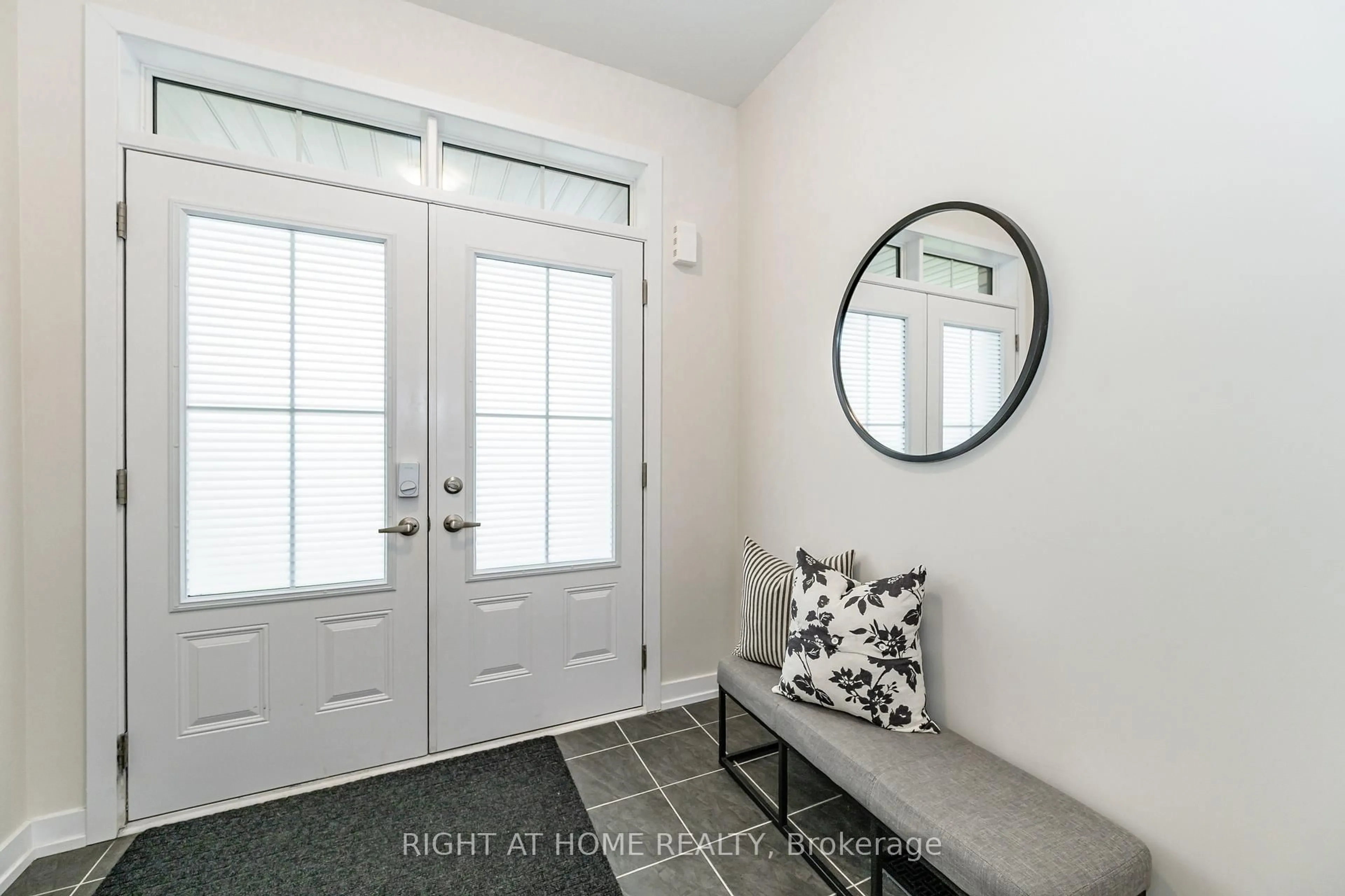 Indoor entryway for 116 Whithorn Cres, Haldimand Ontario N3W 0G4