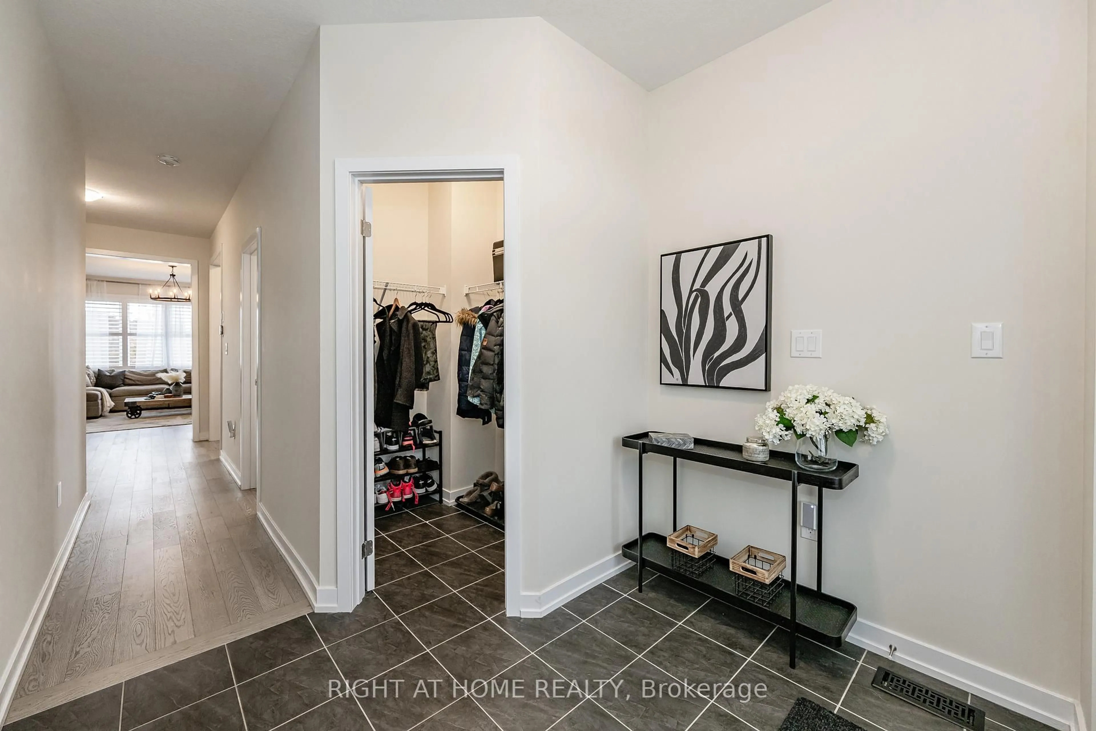 Indoor entryway for 116 Whithorn Cres, Haldimand Ontario N3W 0G4