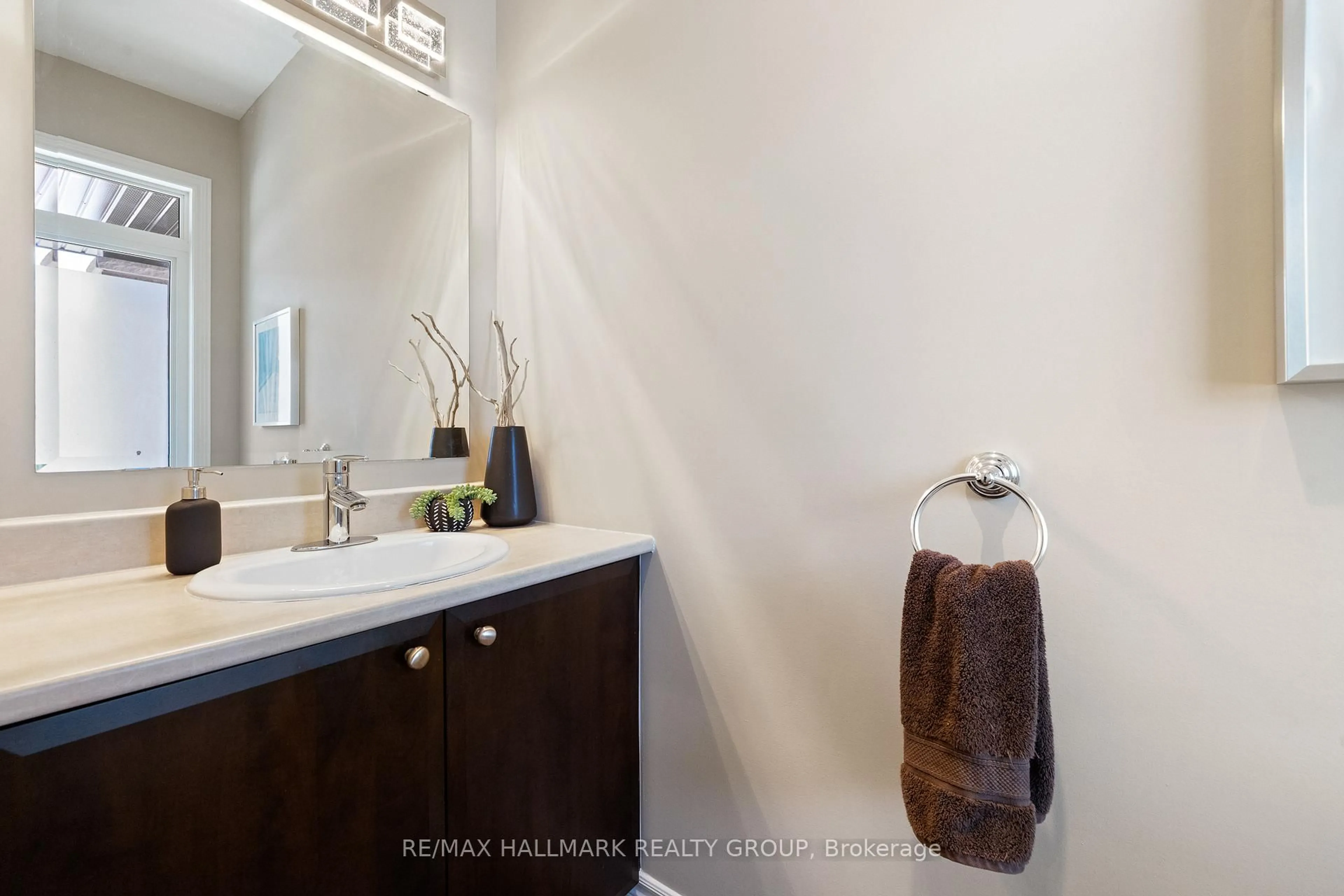 Contemporary bathroom, ceramic/tile floor for 735 Morningstar Way, Ottawa Ontario K1W 0G6