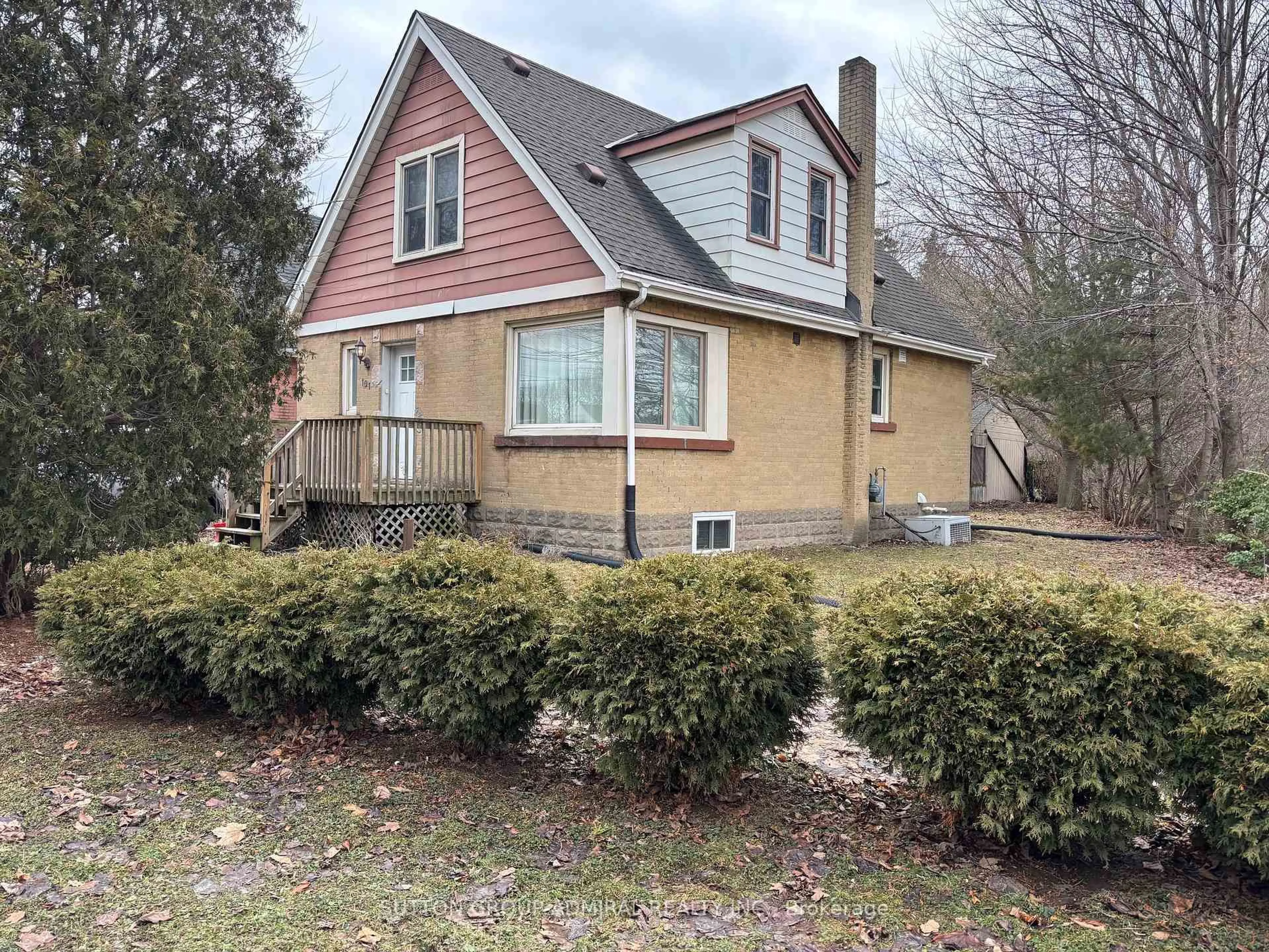 Home with vinyl exterior material, street for 101 Merna Ave, Hamilton Ontario L8S 2L1