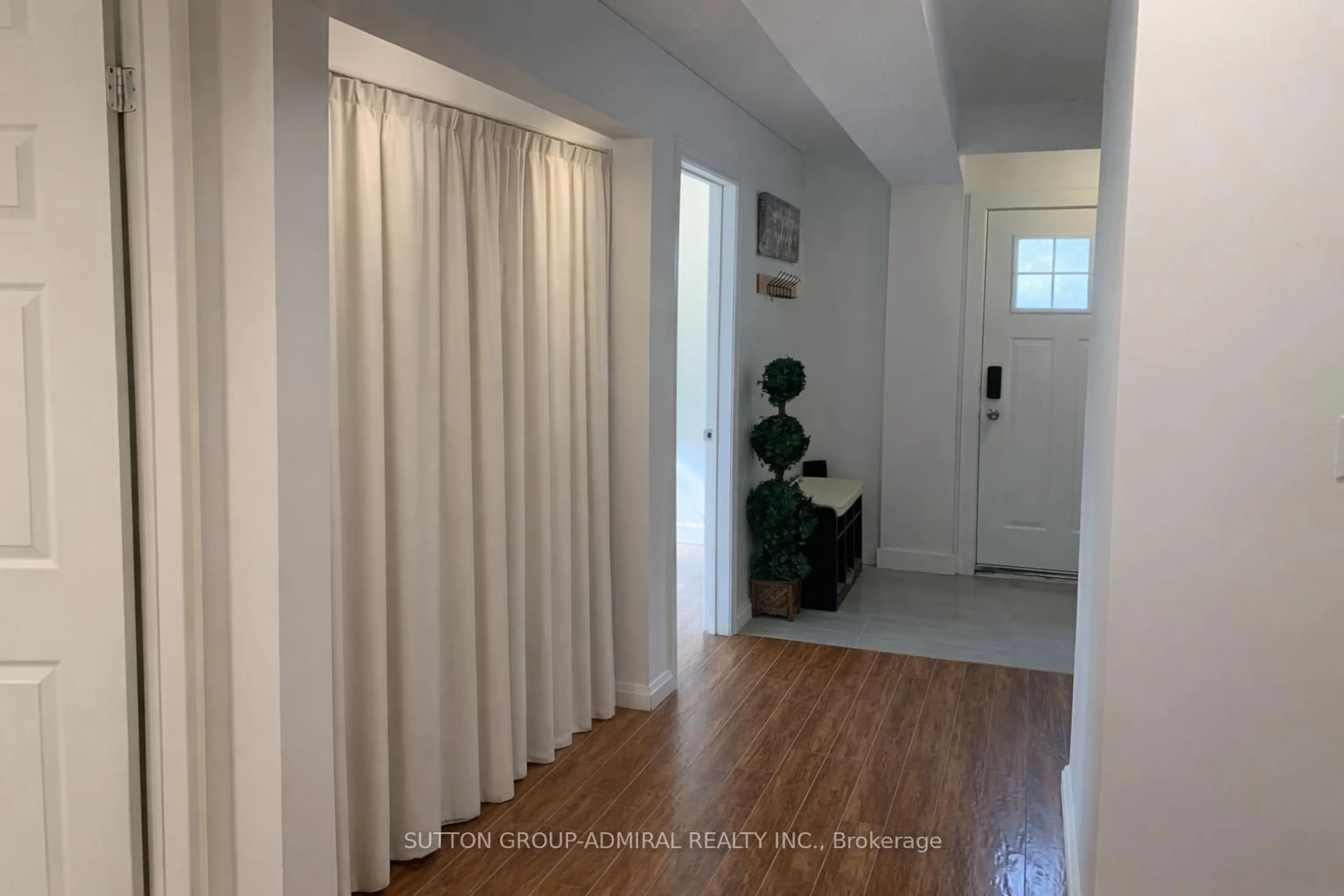 Indoor entryway for 101 Merna Ave, Hamilton Ontario L8S 2L1