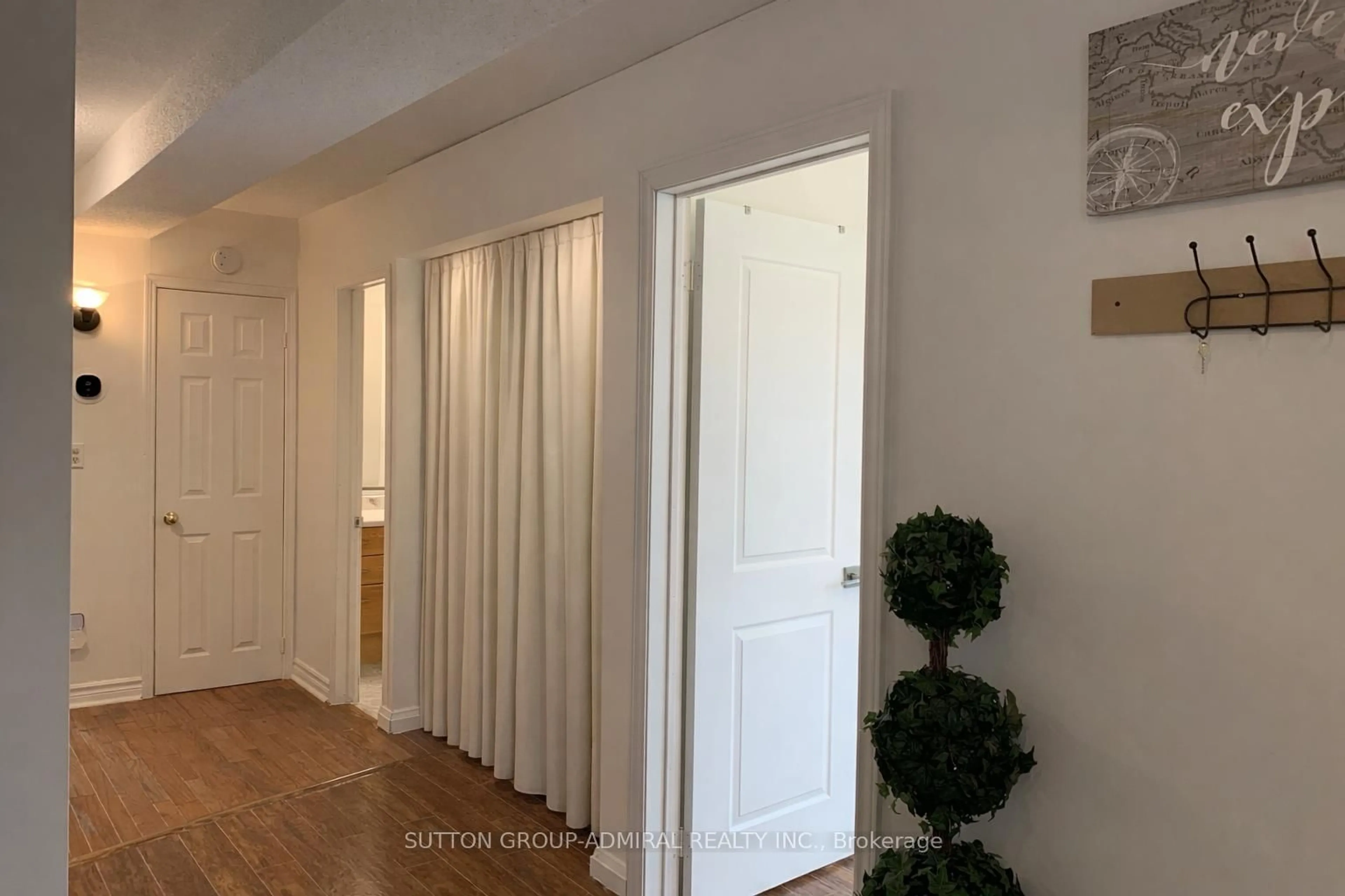 Indoor entryway for 101 Merna Ave, Hamilton Ontario L8S 2L1