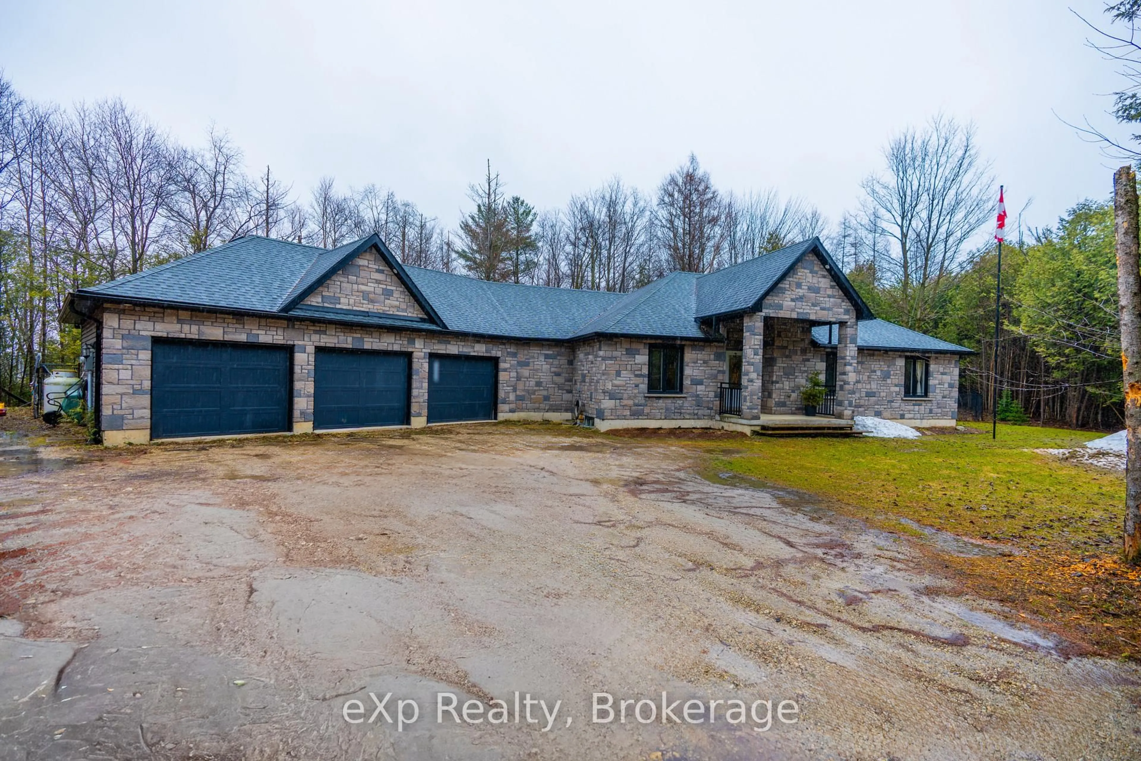 A pic from outside/outdoor area/front of a property/back of a property/a pic from drone, building for 90806 Driftwood Beach Rd, Howick Ontario N0G 1M0