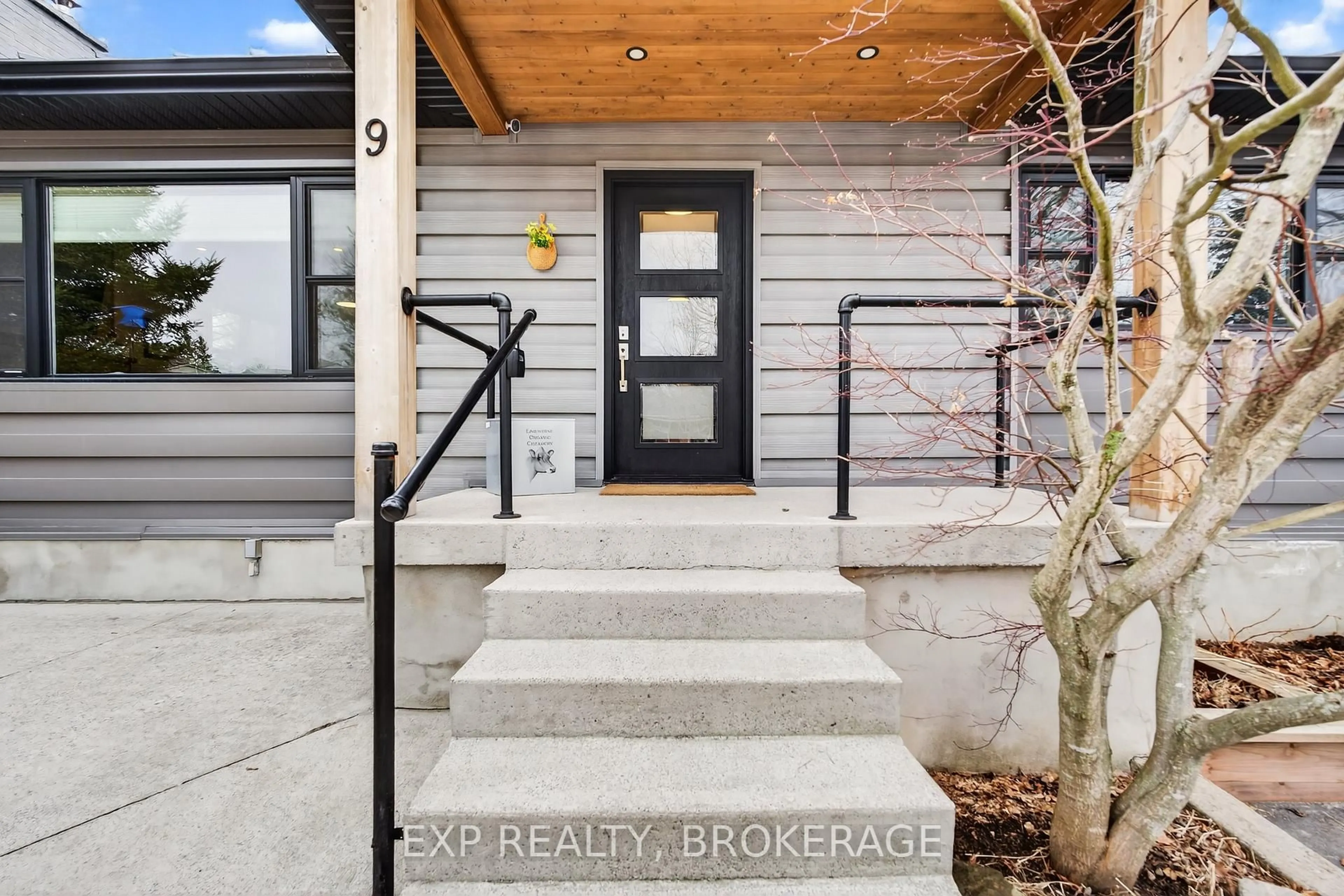 Indoor entryway for 9 STORMONT Ave, Kingston Ontario K7M 1N9