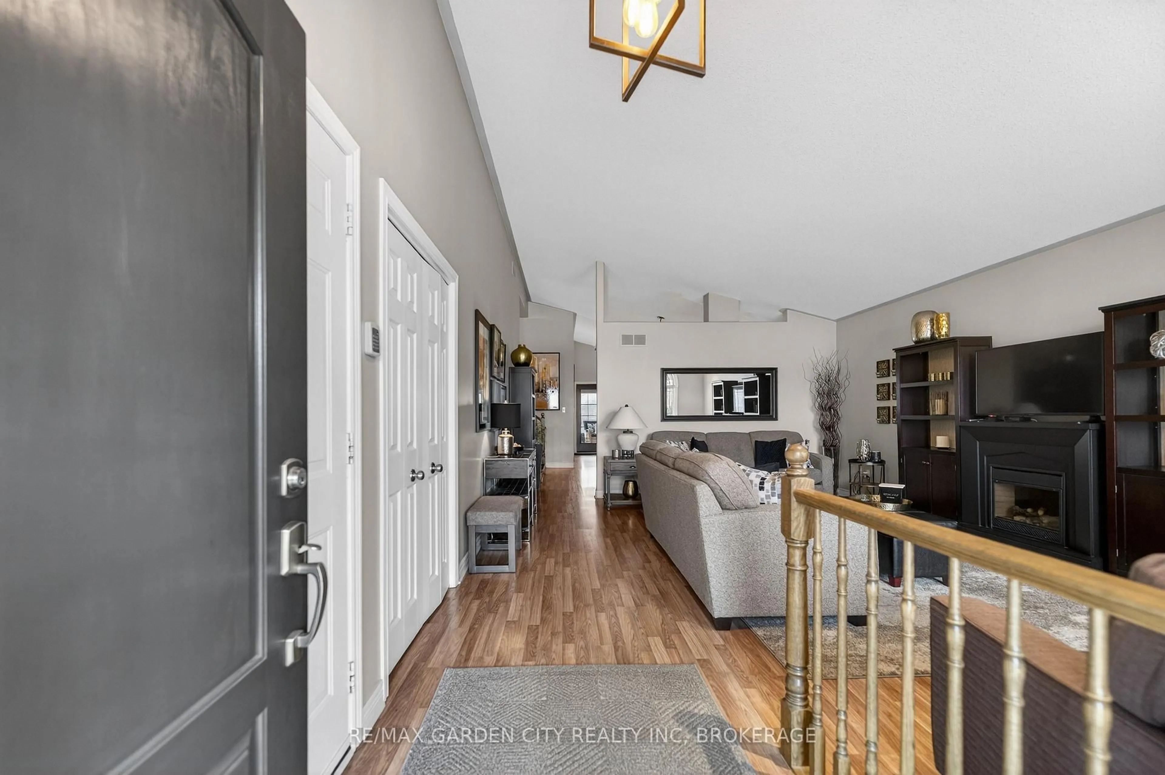 Indoor entryway for 7059 Parkside Rd, Niagara Falls Ontario L2H 3L6