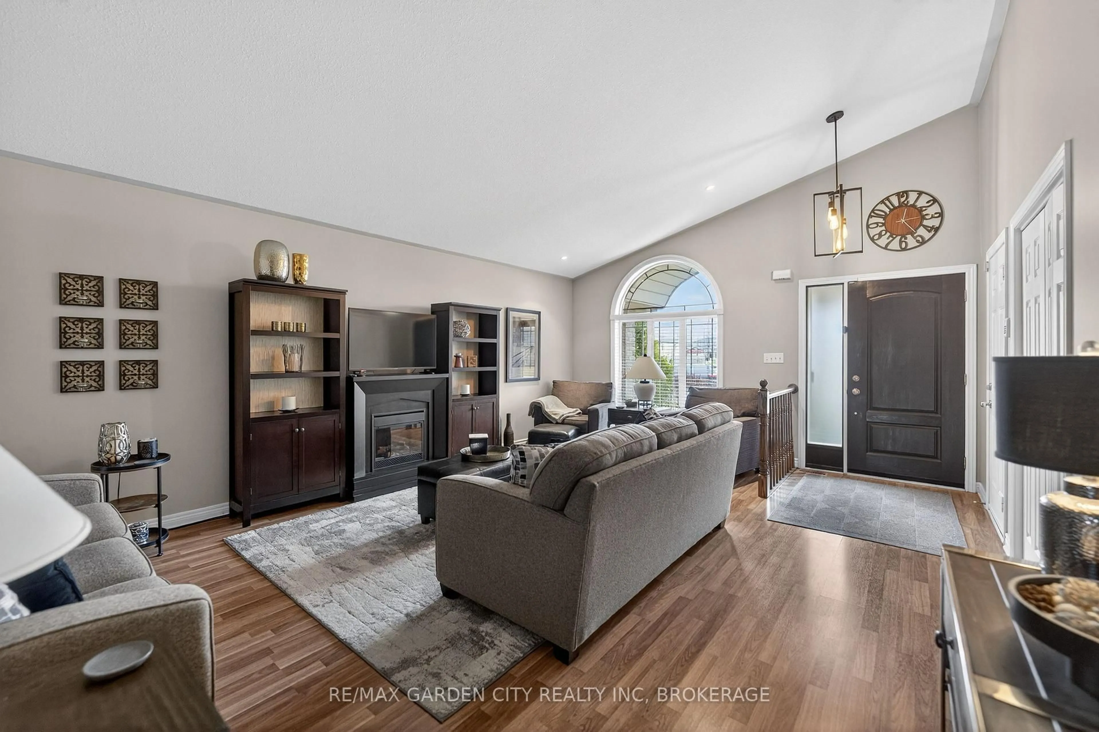 Living room with furniture, unknown for 7059 Parkside Rd, Niagara Falls Ontario L2H 3L6