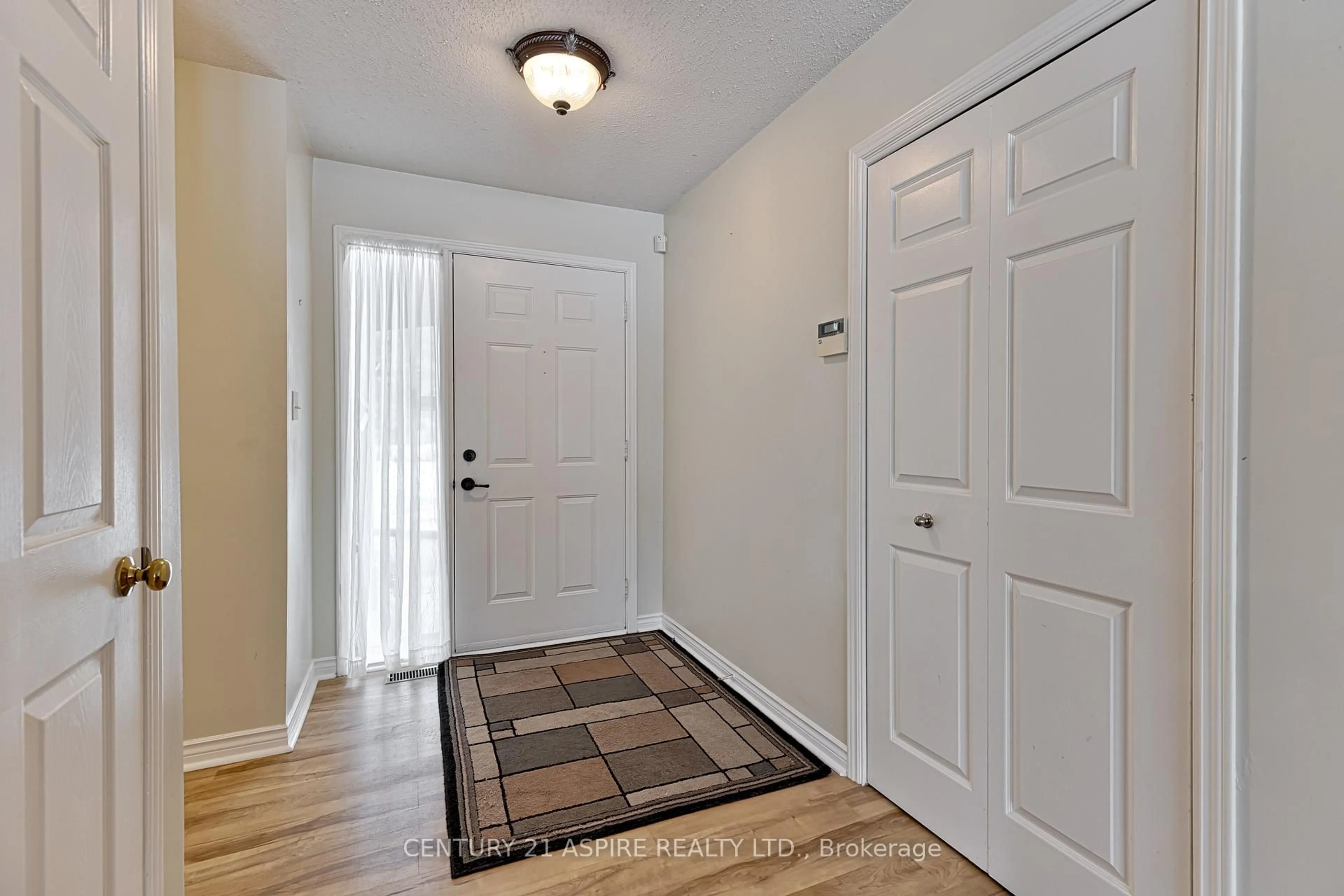 Indoor entryway for 32 Country Lane, Petawawa Ontario K8H 3J9