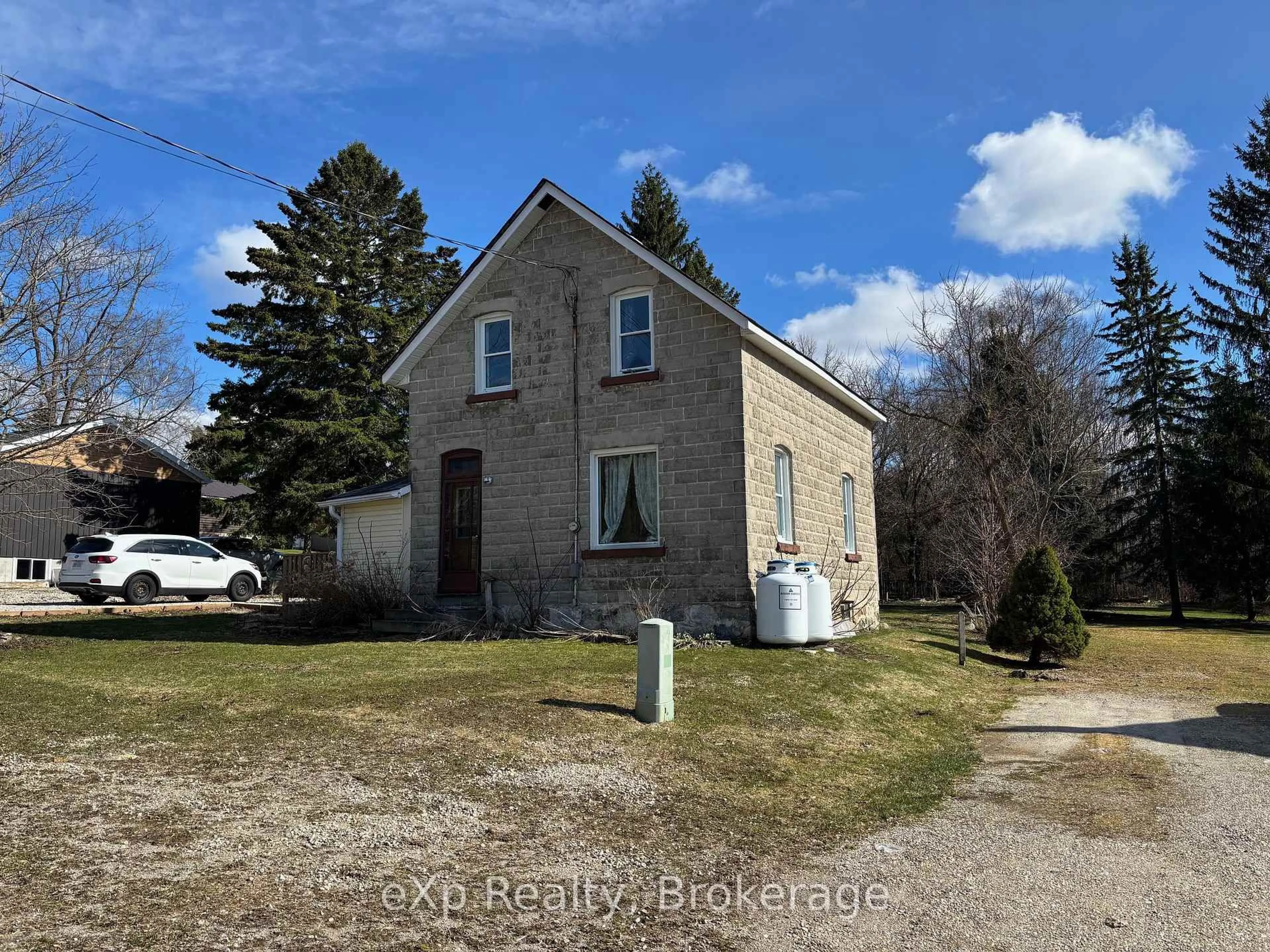 A pic from outside/outdoor area/front of a property/back of a property/a pic from drone, building for 28 Queen St, Brockton Ontario N0G 1S0