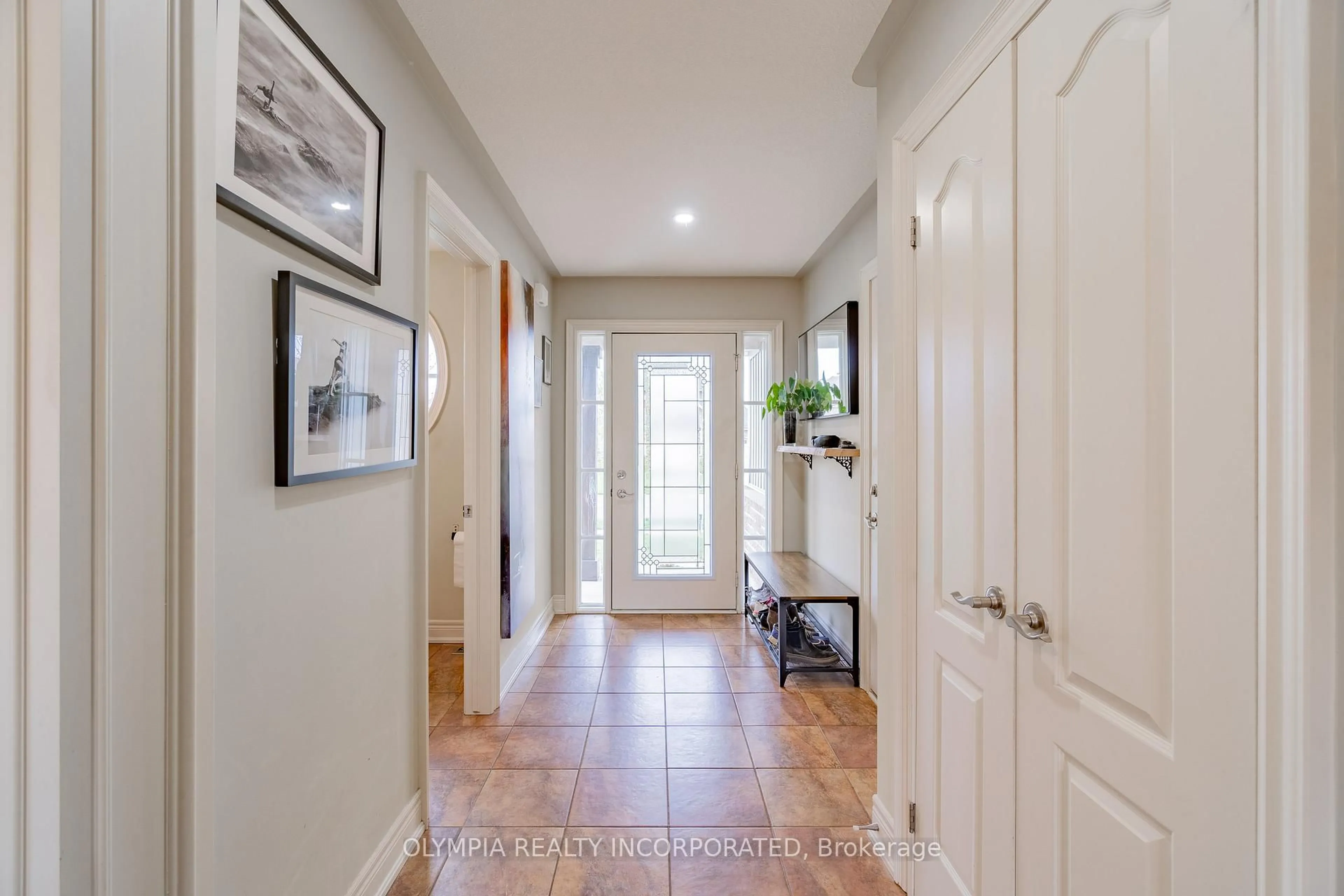 Indoor entryway for 3897 Settler's Cove Dr, Fort Erie Ontario L0S 1S0