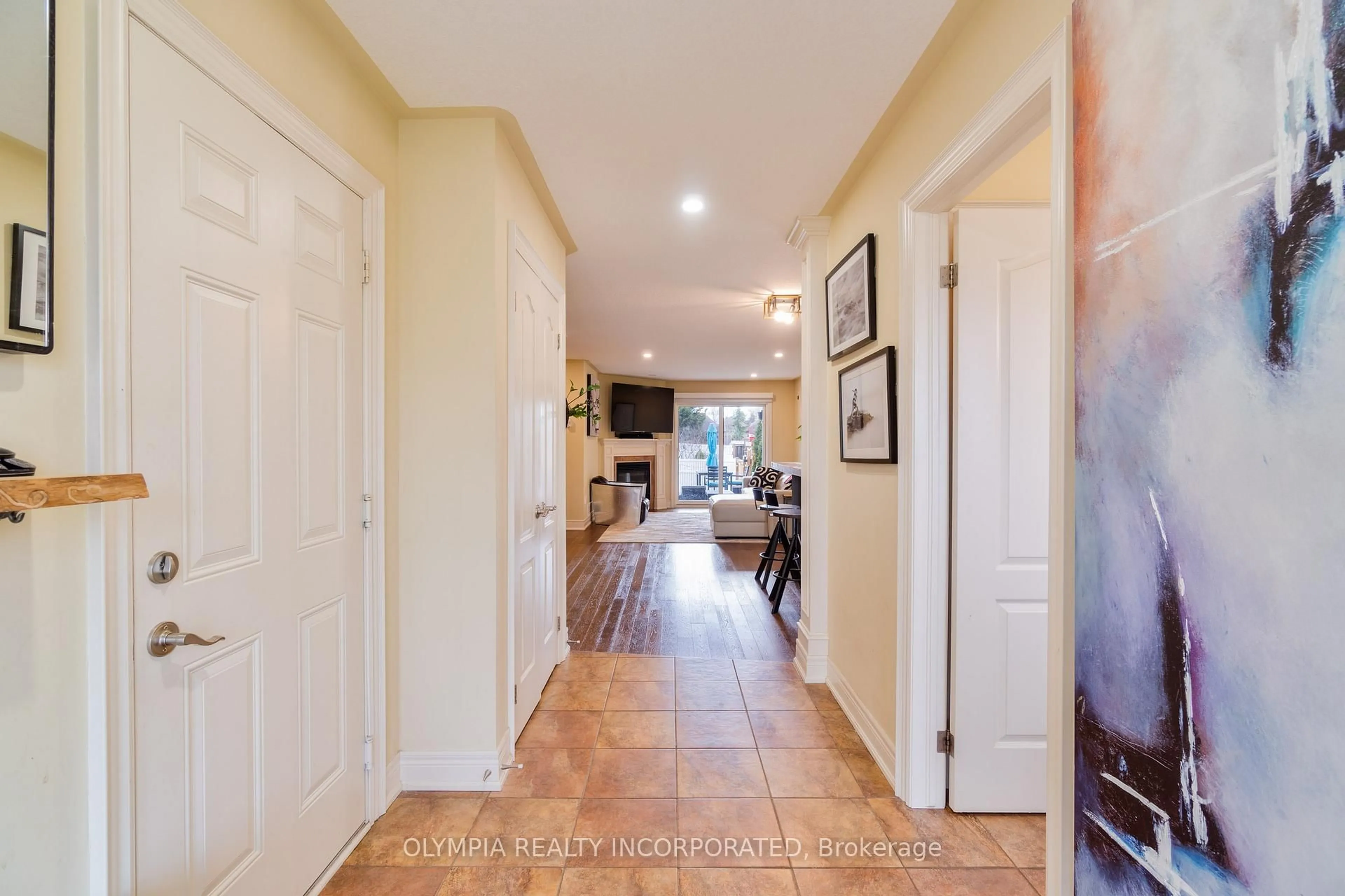 Indoor entryway for 3897 Settler's Cove Dr, Fort Erie Ontario L0S 1S0
