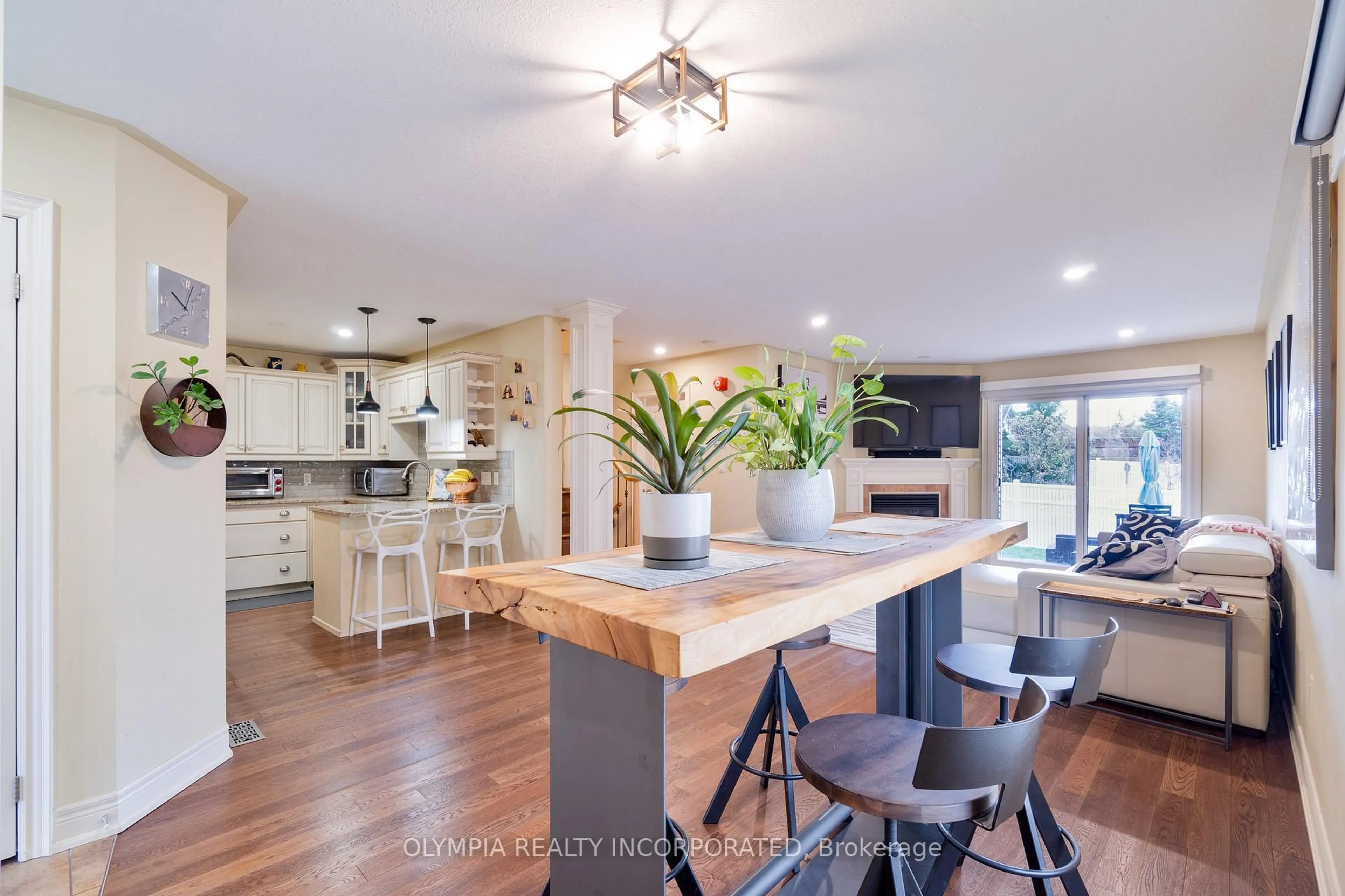 Open concept kitchen, wood/laminate floor for 3897 Settler's Cove Dr, Fort Erie Ontario L0S 1S0