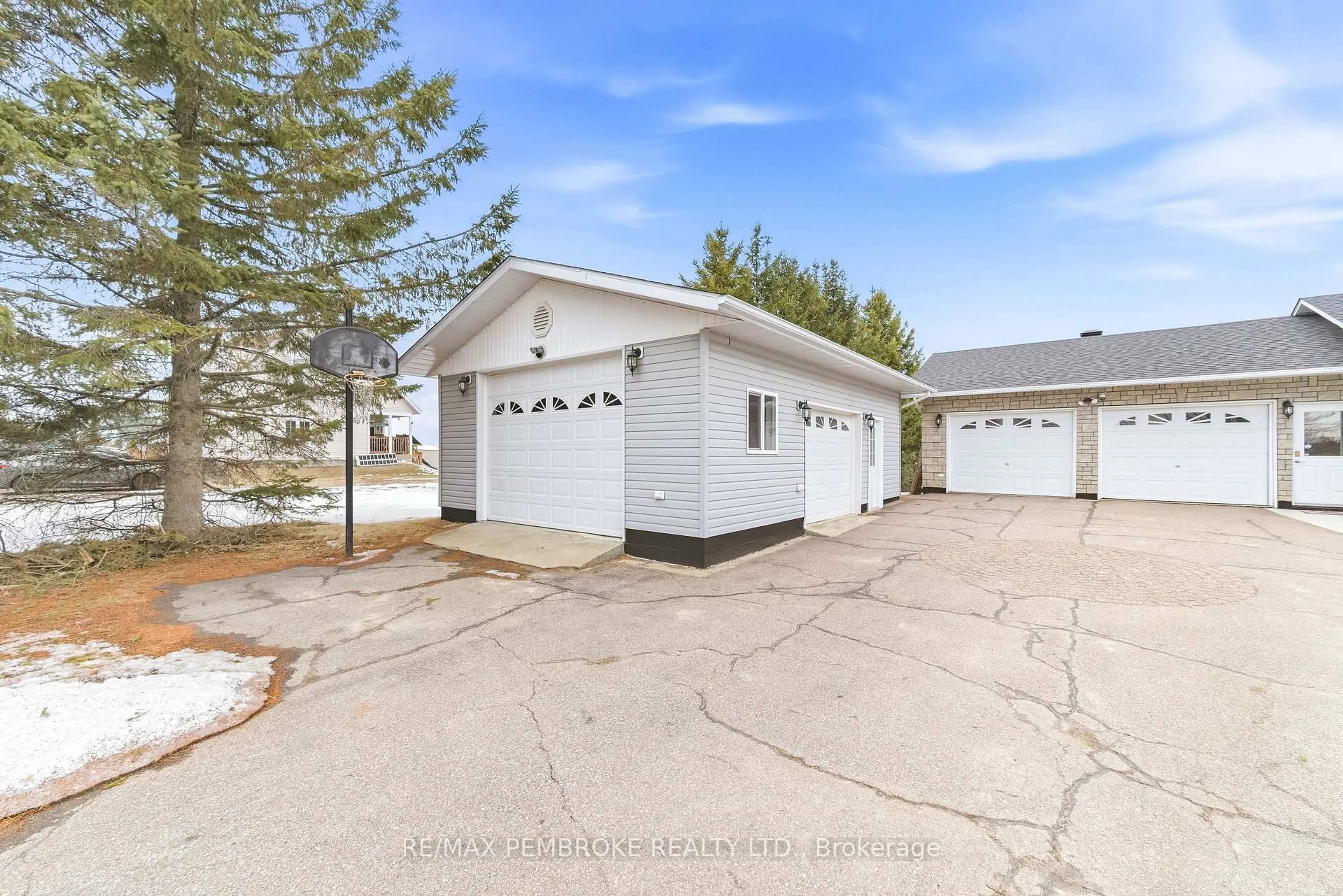 Indoor garage for 56 Robertson Dr, Beachburg Ontario K0J 1C0