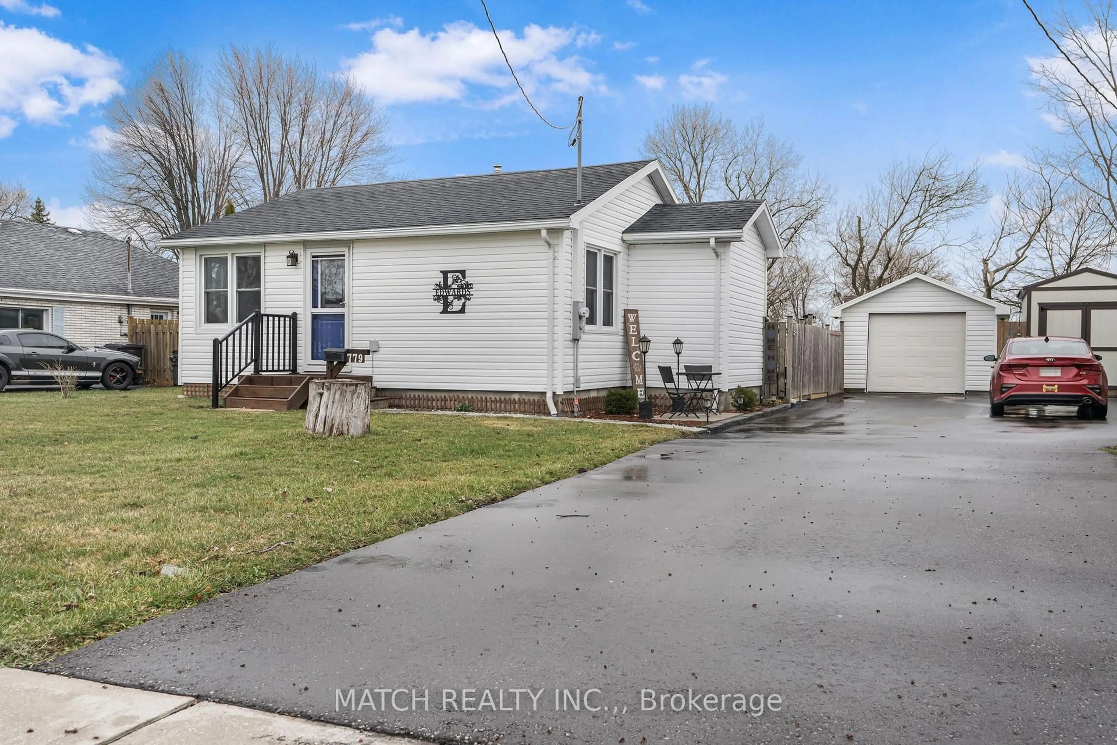 A pic from outside/outdoor area/front of a property/back of a property/a pic from drone, street for 779 Albert St, Chatham-Kent Ontario N8A 1Y8