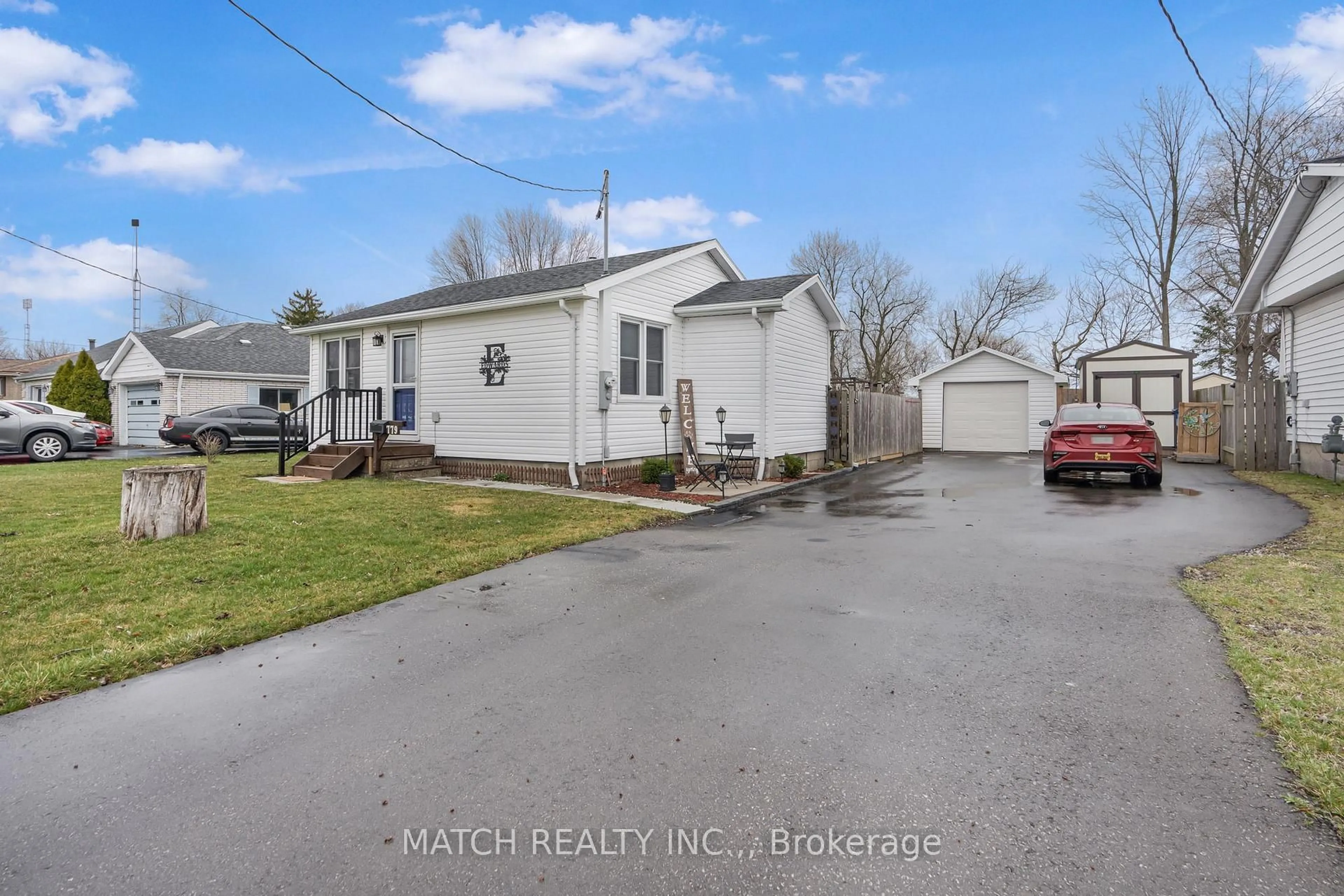 A pic from outside/outdoor area/front of a property/back of a property/a pic from drone, street for 779 Albert St, Chatham-Kent Ontario N8A 1Y8