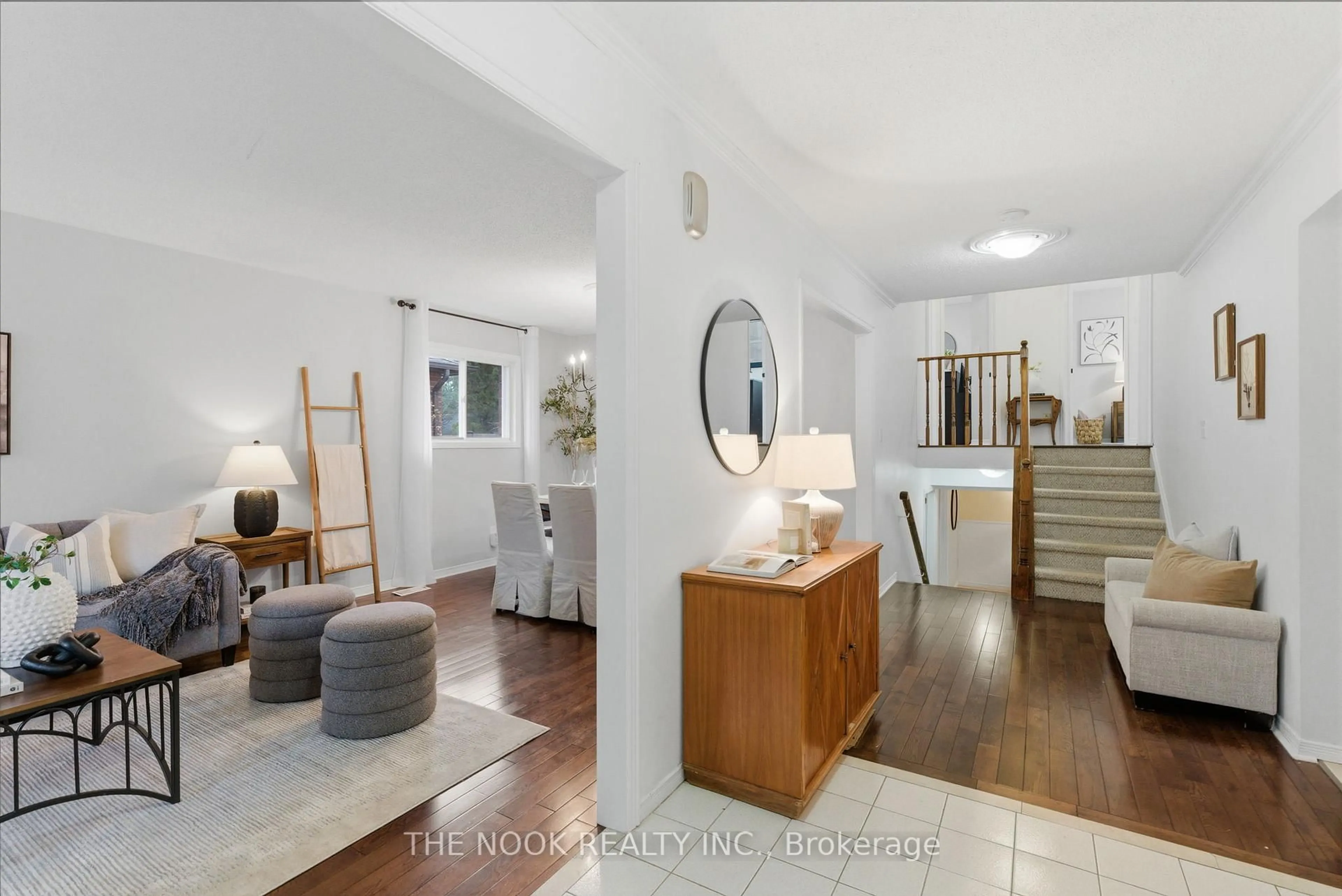 Indoor entryway for 1052 Glenhare St, Cobourg Ontario K9A 5B8