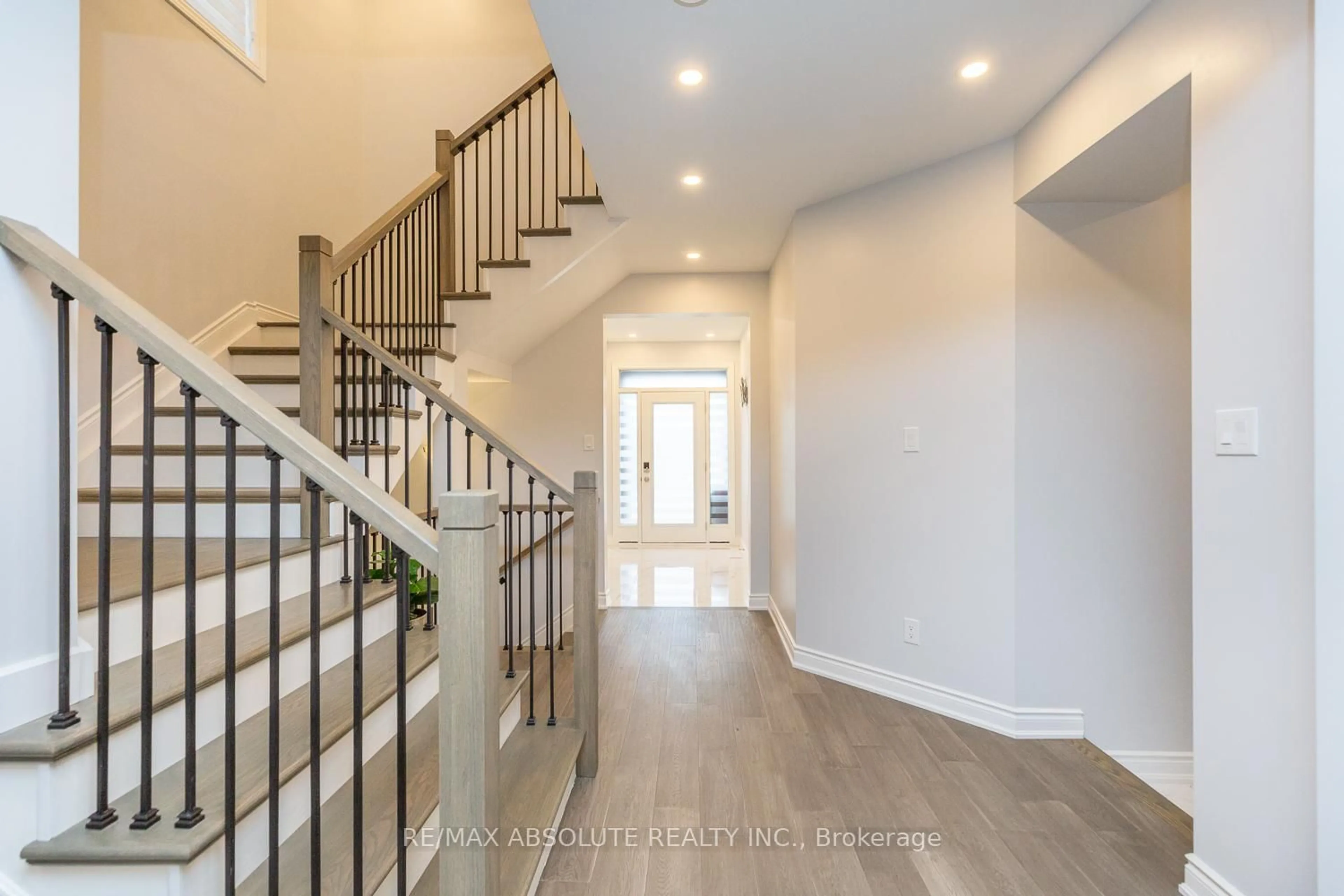 Indoor entryway for 1019 Apolune St, Ottawa Ontario K2J 6N8