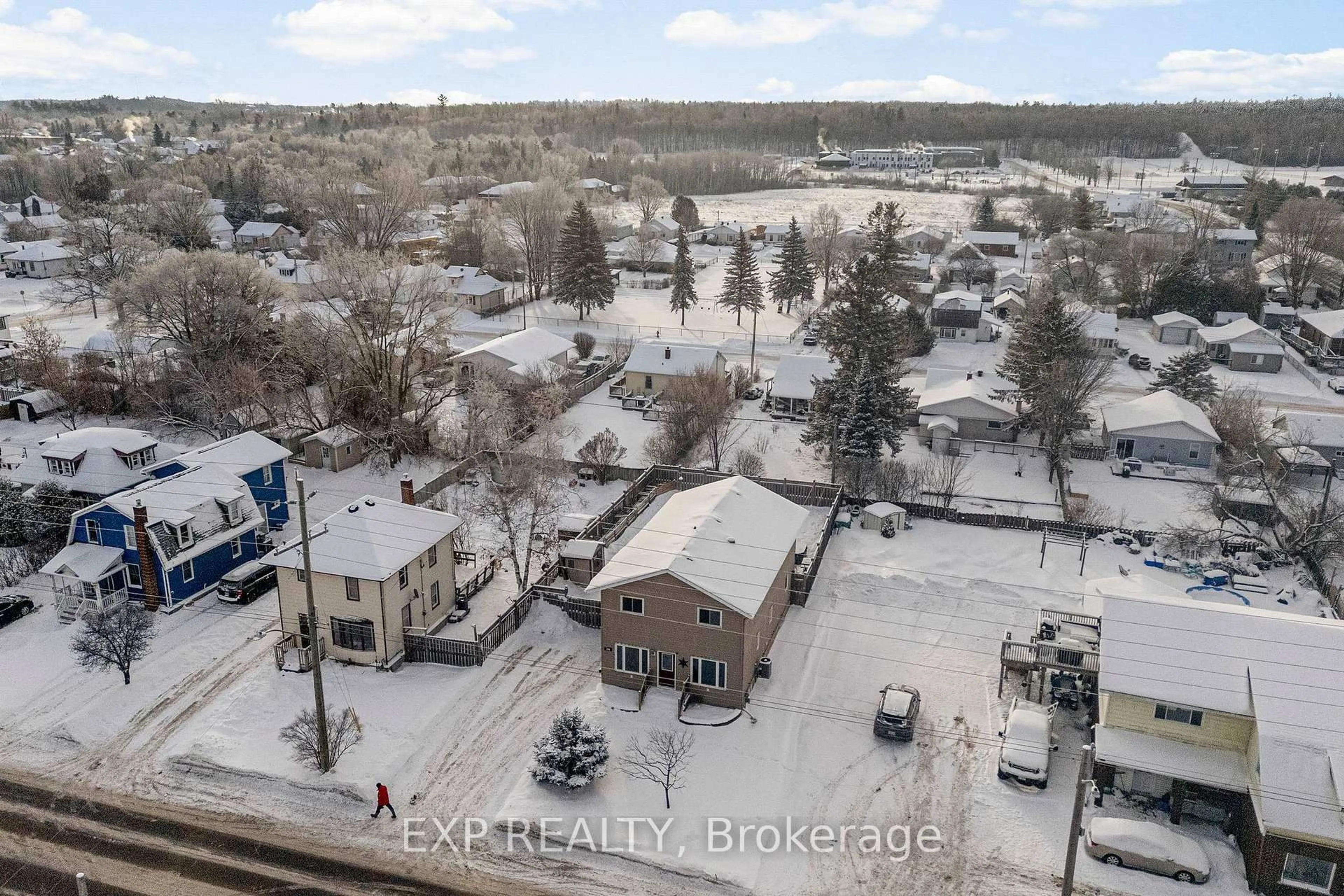 A pic from outside/outdoor area/front of a property/back of a property/a pic from drone, city buildings view from balcony for 395 Lisgar Ave, Renfrew Ontario K7V 3N3