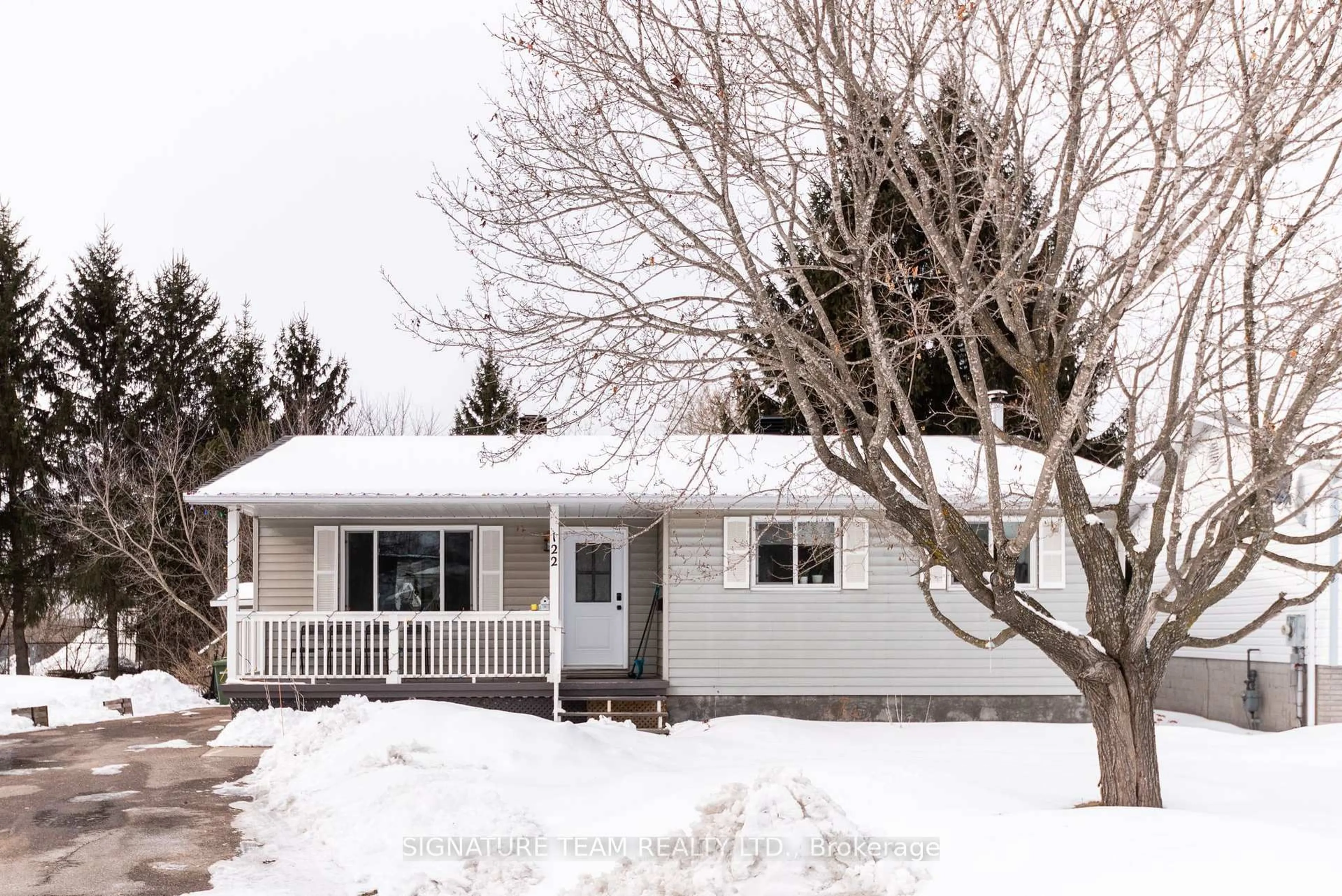 Home with vinyl exterior material, street for 122 Springfield Cres, Pembroke Ontario K8A 8J3