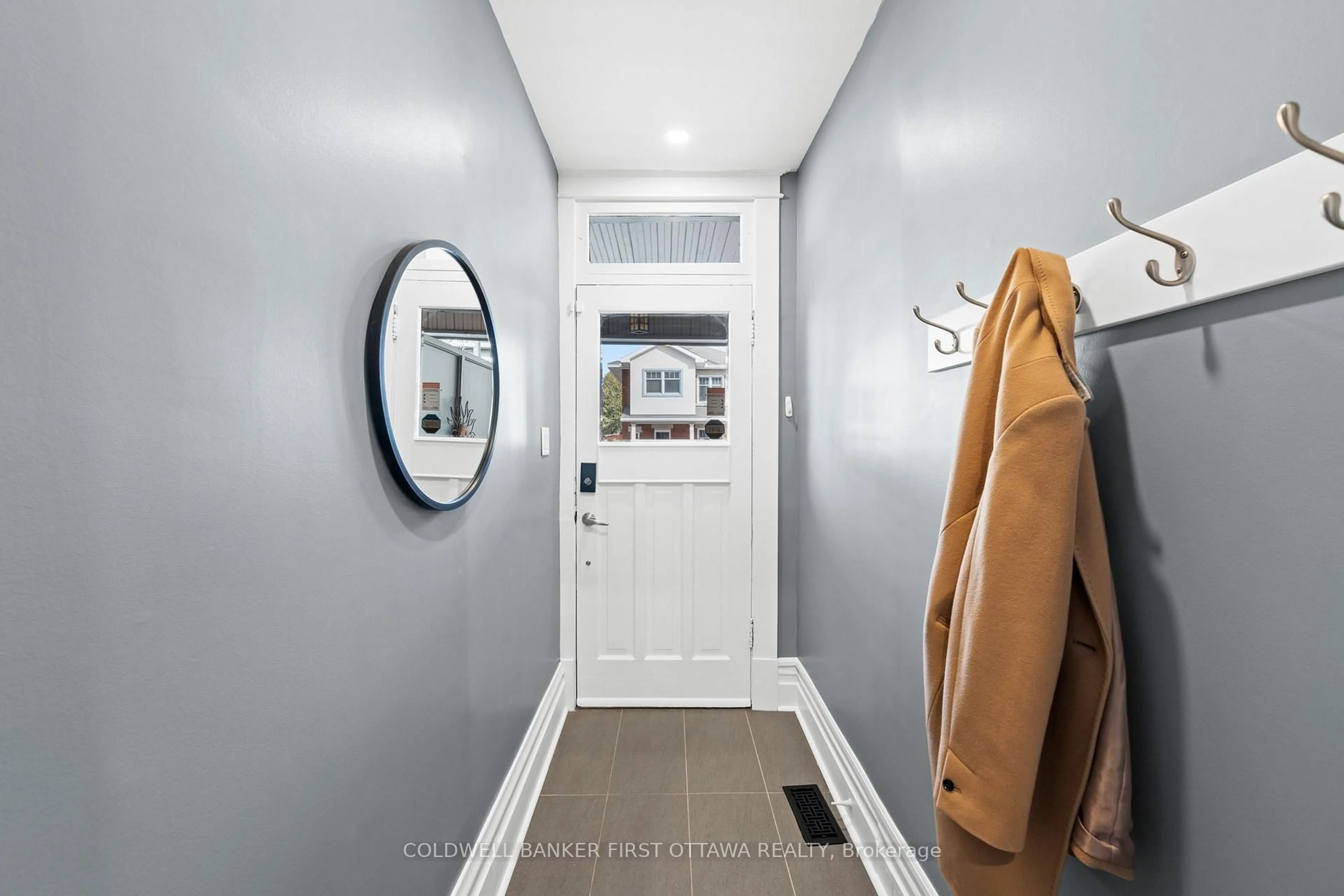 Indoor entryway for 68 Brighton Ave, Ottawa Ontario K1S 0T2