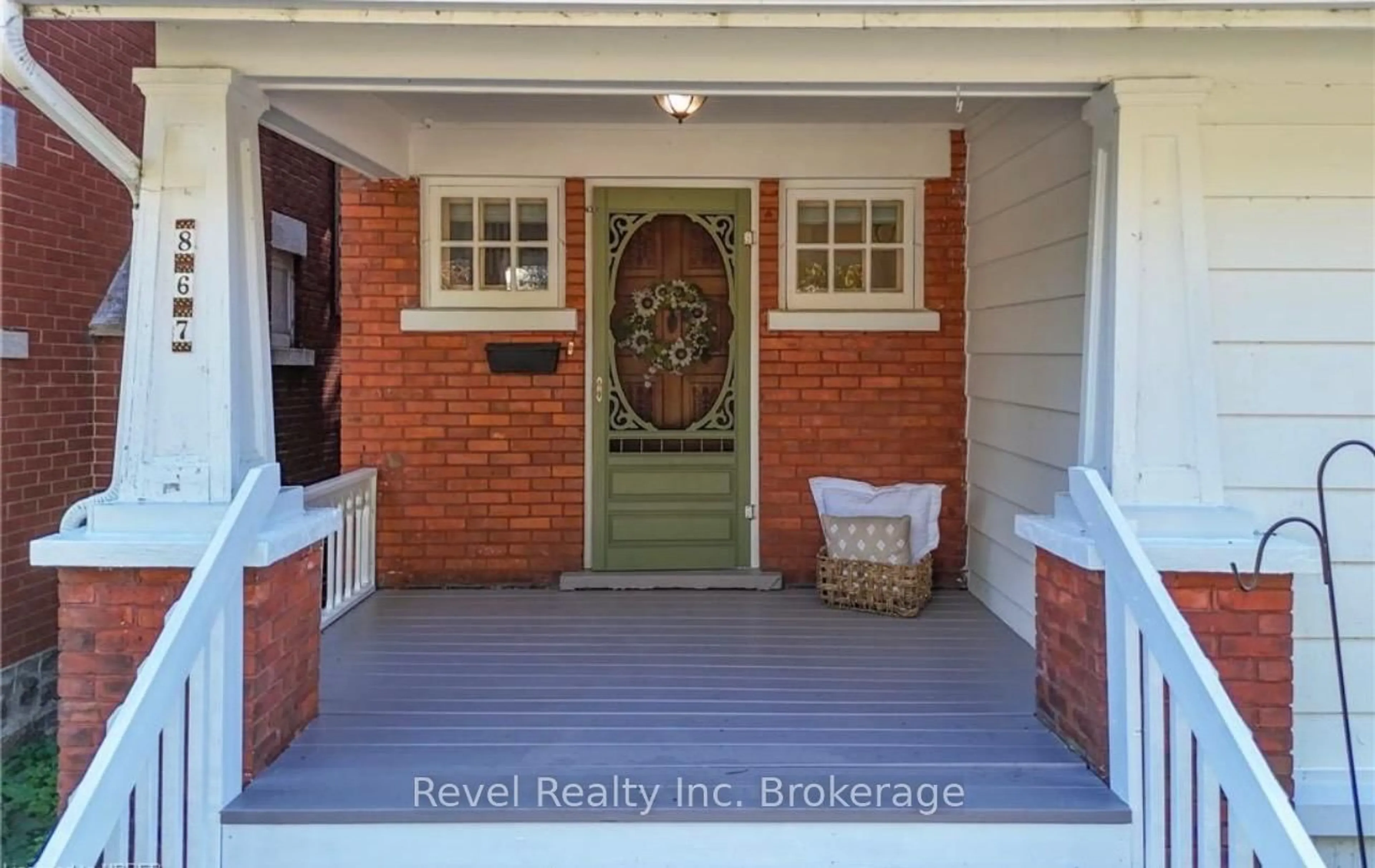 Indoor entryway for 867 Mcintyre St, North Bay Ontario P1B 3A2
