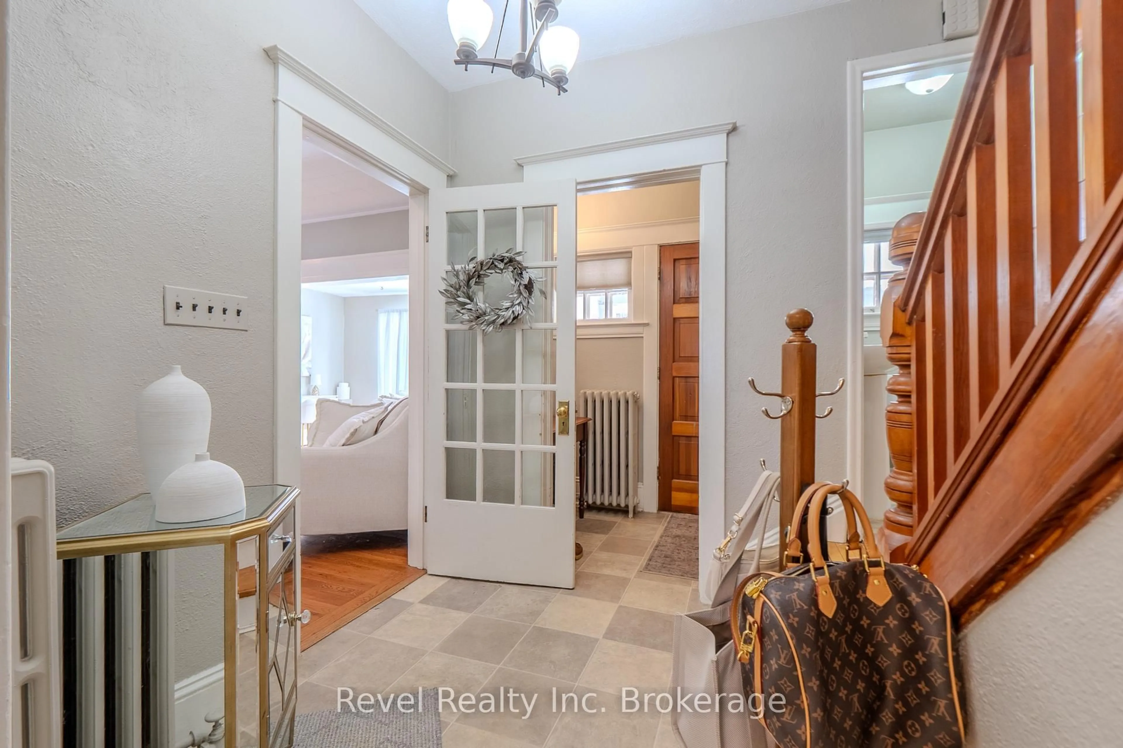 Indoor entryway for 867 Mcintyre St, North Bay Ontario P1B 3A2