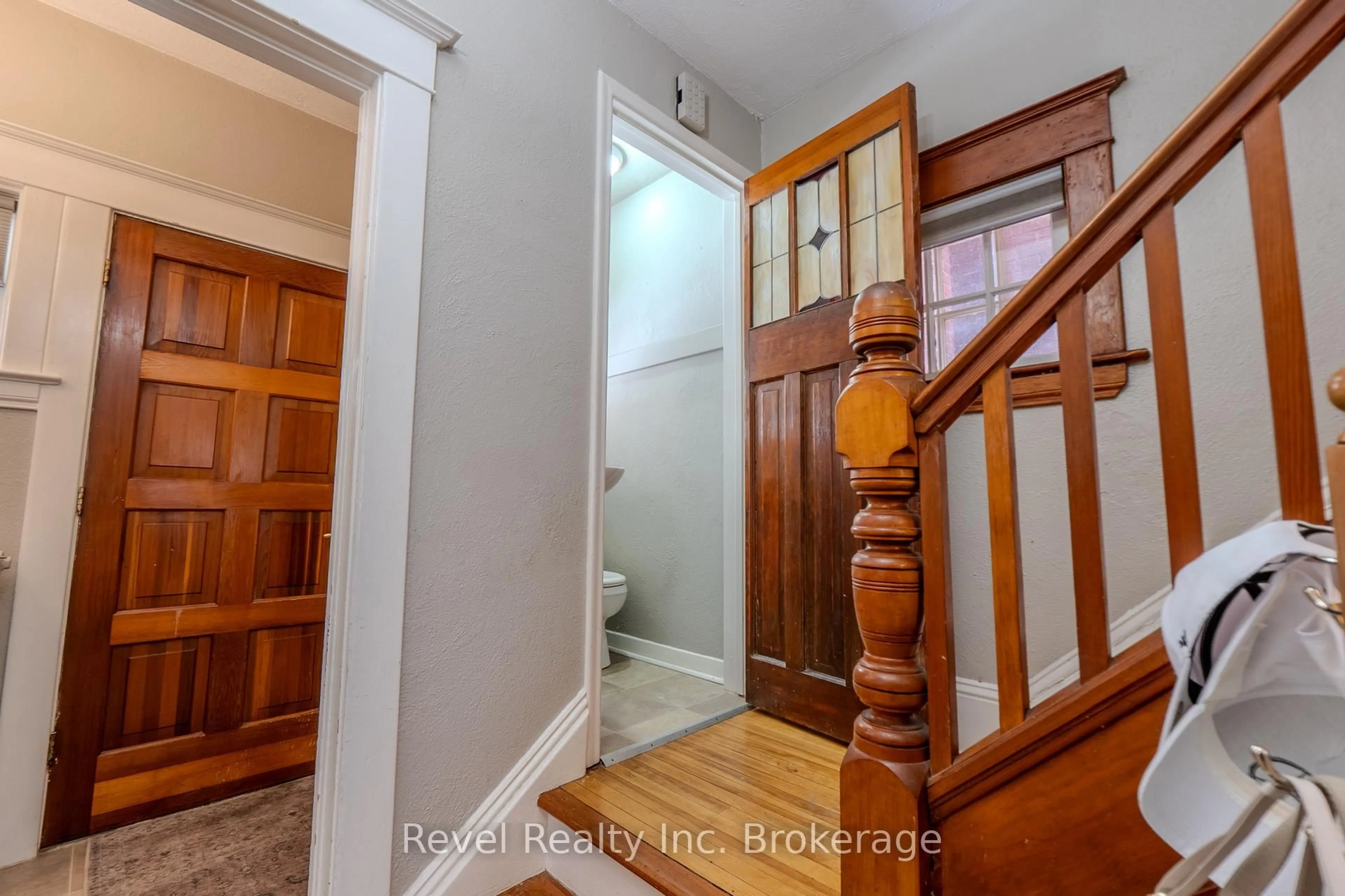 Indoor entryway for 867 Mcintyre St, North Bay Ontario P1B 3A2