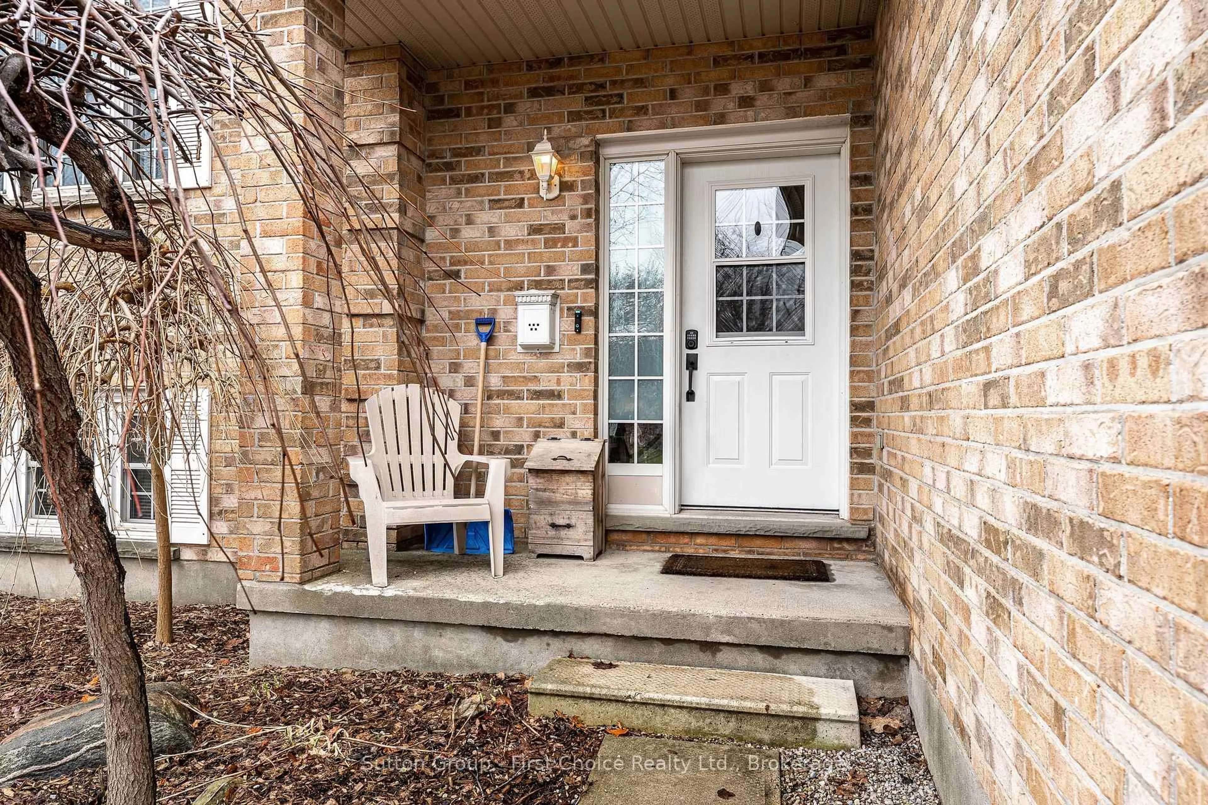 Indoor entryway for 27 Mcqueen Crt, Stratford Ontario N4Z 1H5