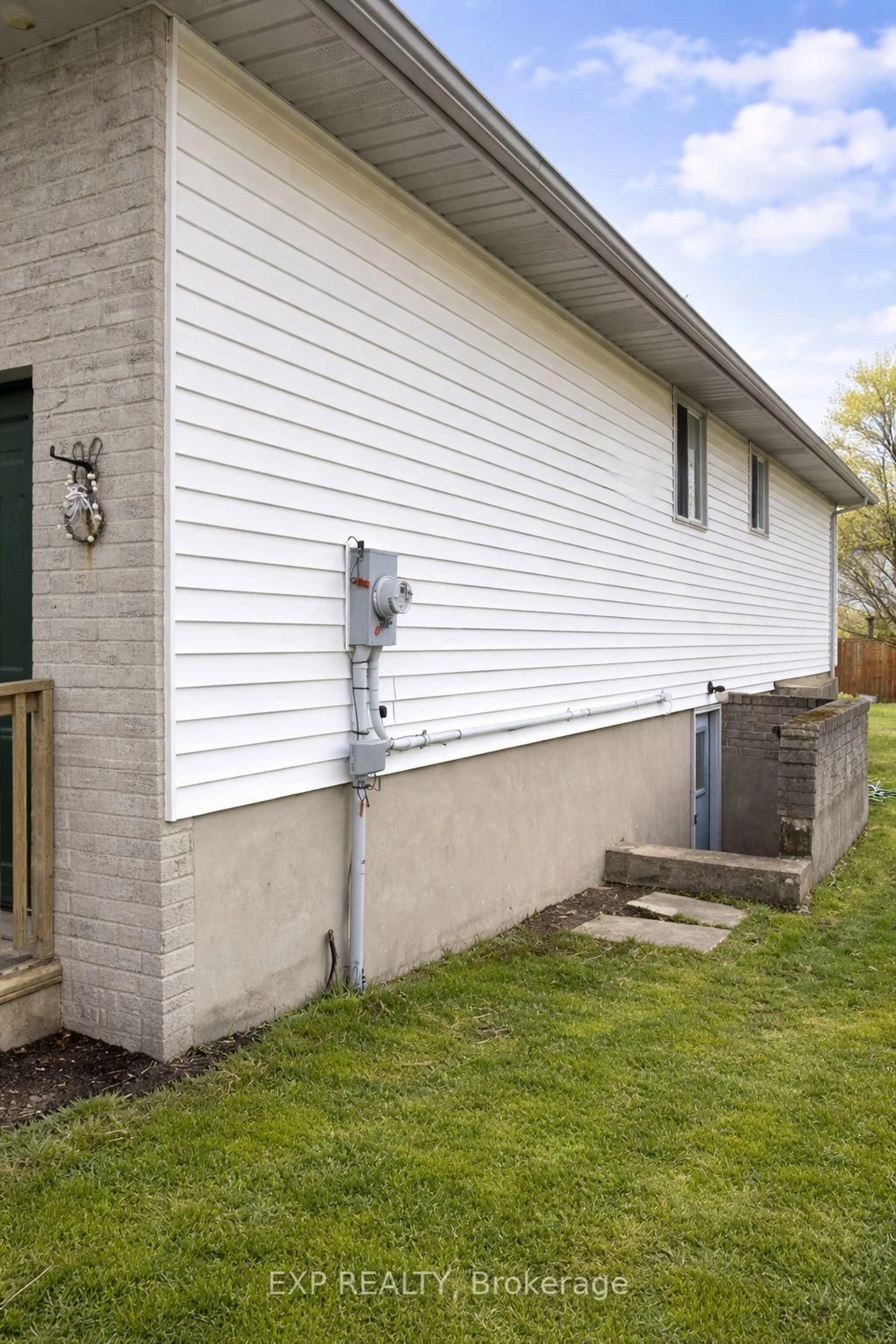 Home with vinyl exterior material, street for 6 Swayze Crt, Thorold Ontario L2V 4Y9