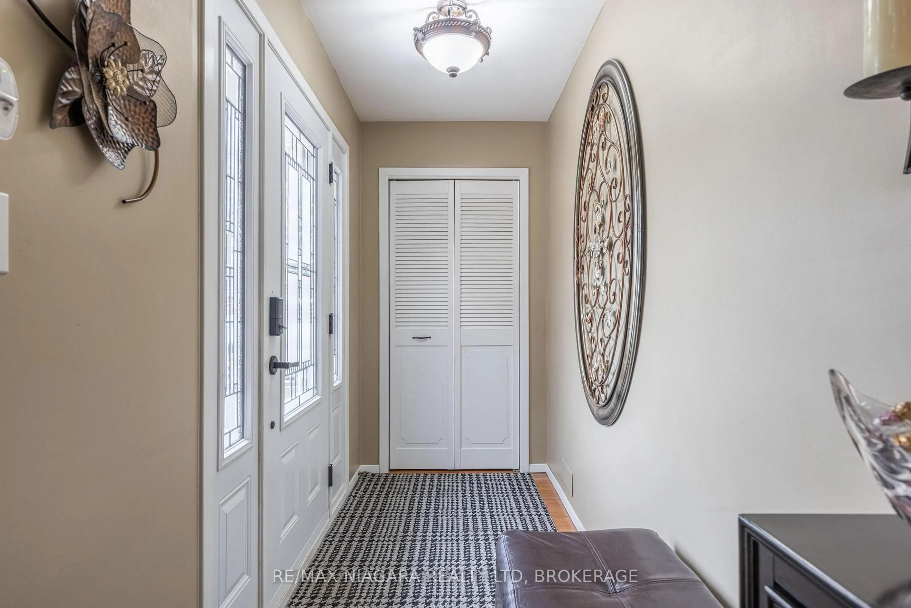 Indoor entryway for 4148 Preston Ave, Niagara Falls Ontario L2H 2C5