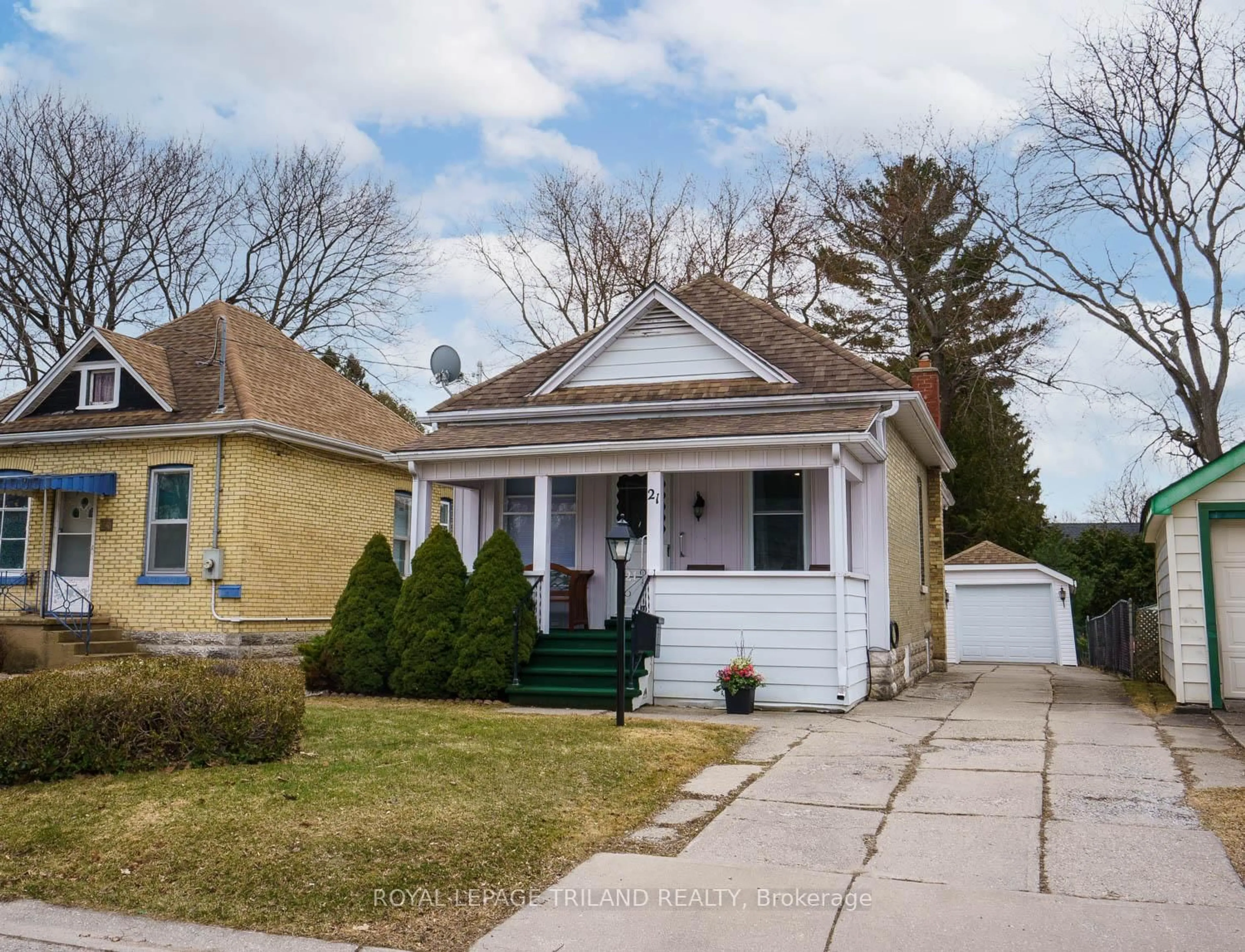 Home with vinyl exterior material, street for 21 Oak St, St. Thomas Ontario N5R 1R5