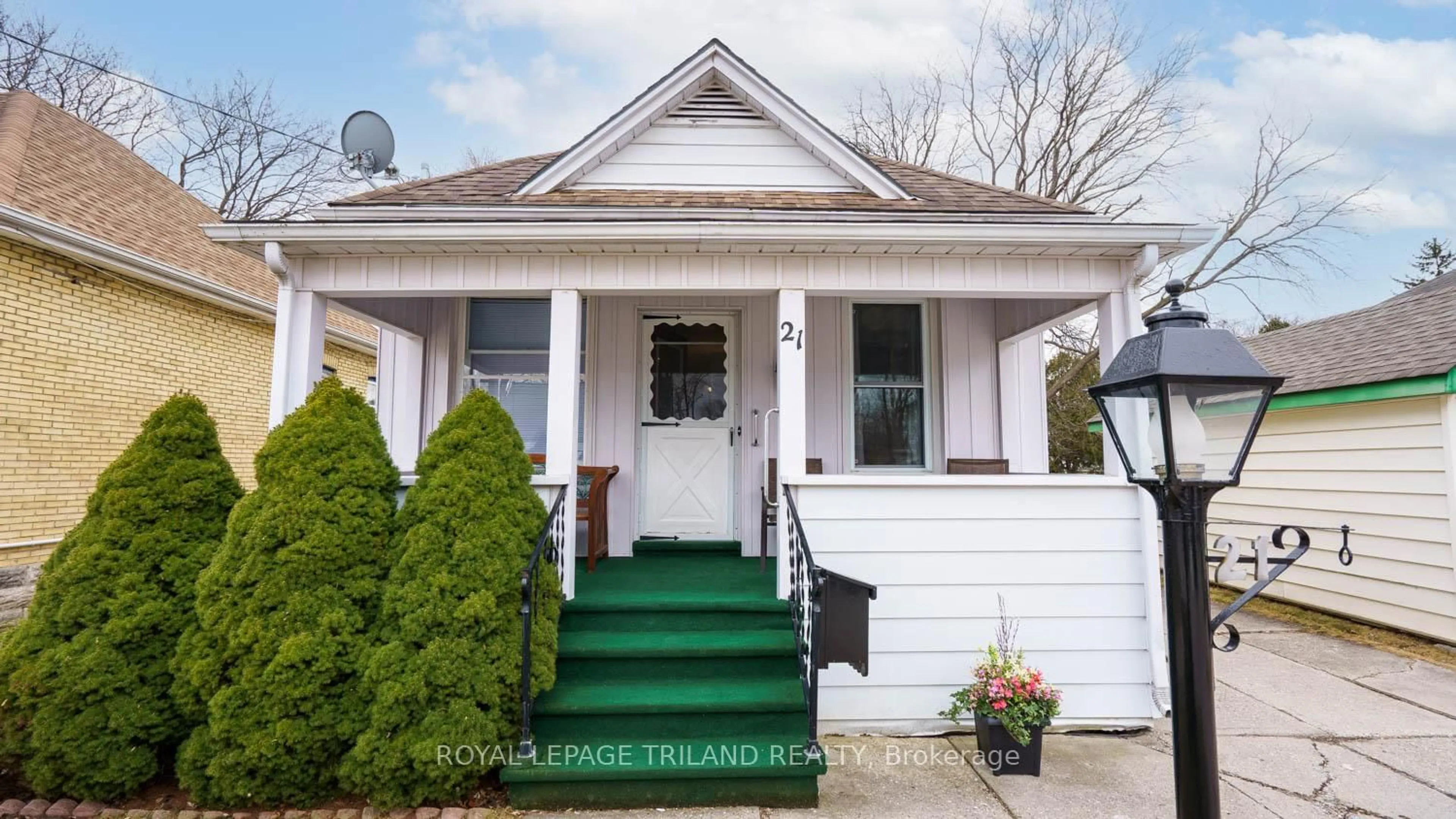 Home with vinyl exterior material, street for 21 Oak St, St. Thomas Ontario N5R 1R5