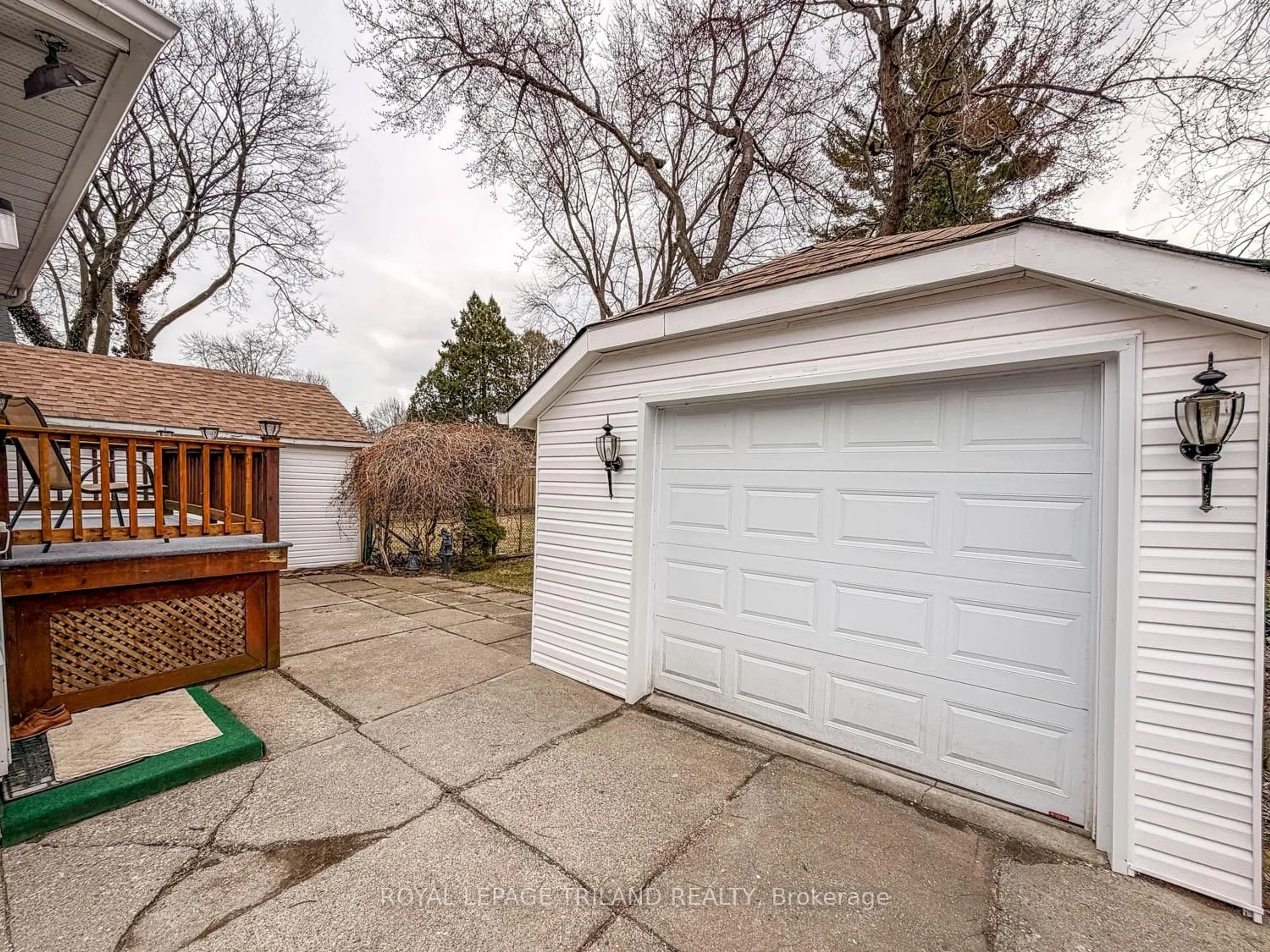 Indoor garage for 21 Oak St, St. Thomas Ontario N5R 1R5