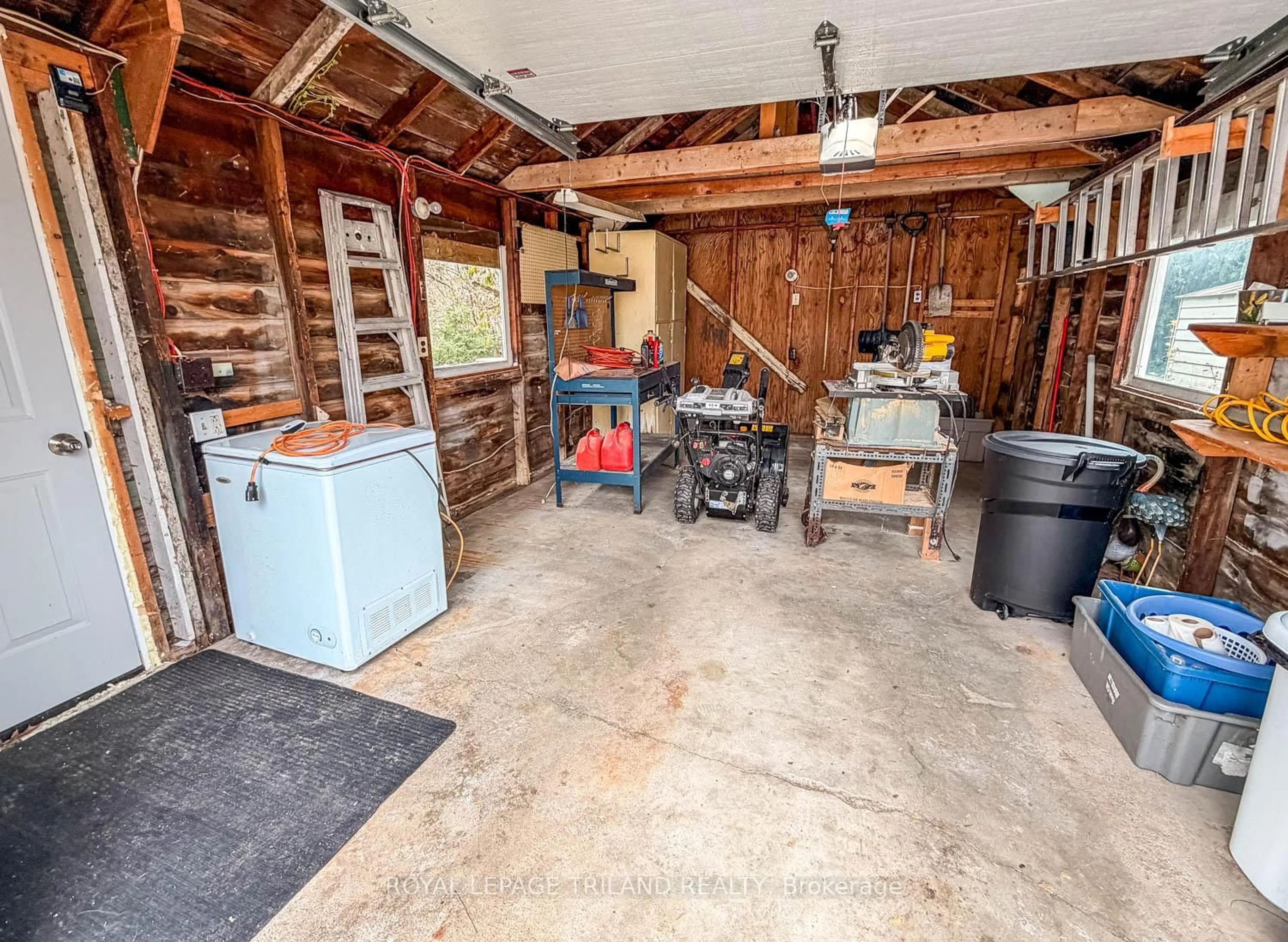 Indoor garage for 21 Oak St, St. Thomas Ontario N5R 1R5