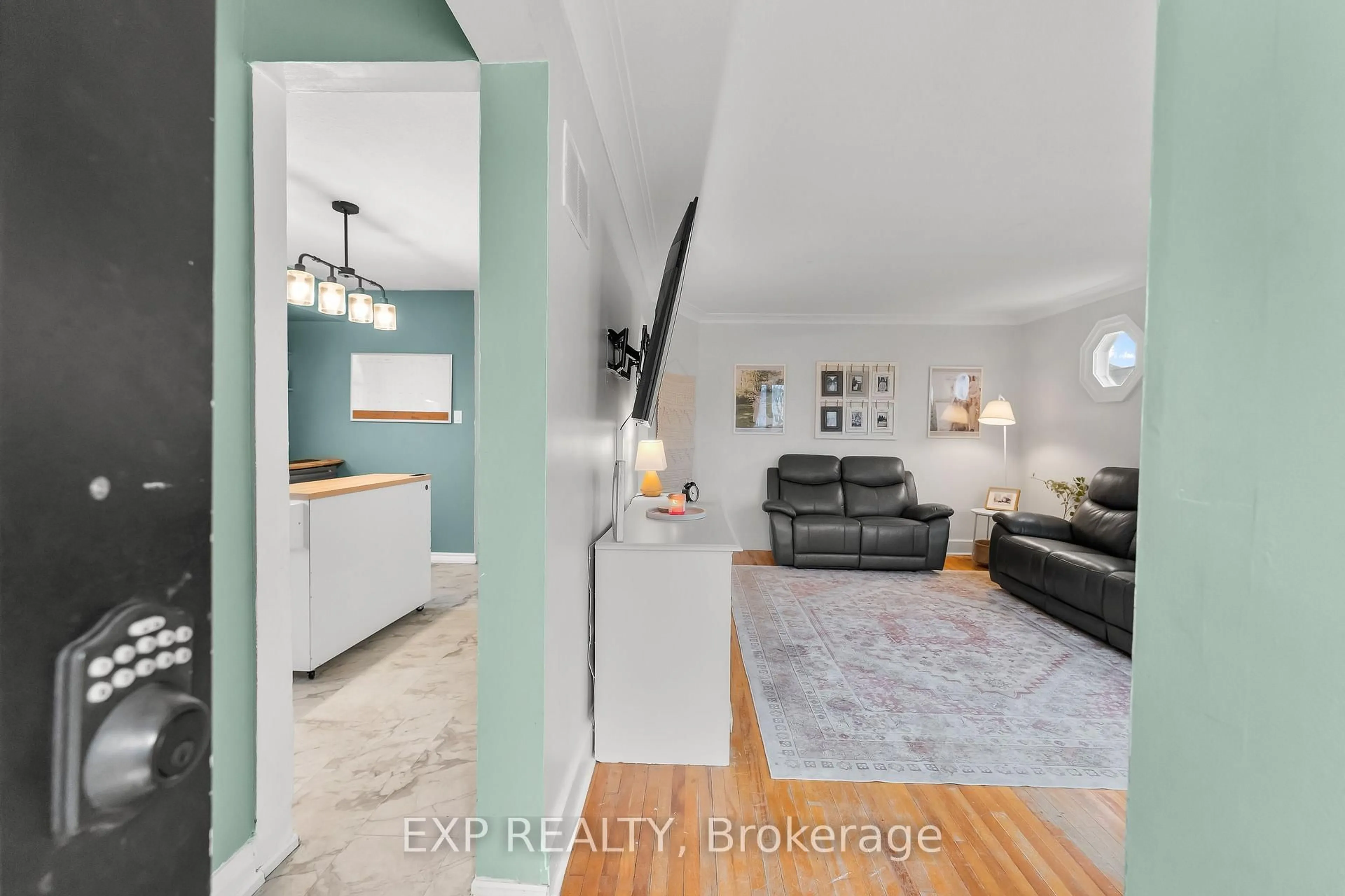 Indoor entryway for 6 Cedardale Ave, St. Catharines Ontario L2P 1A9