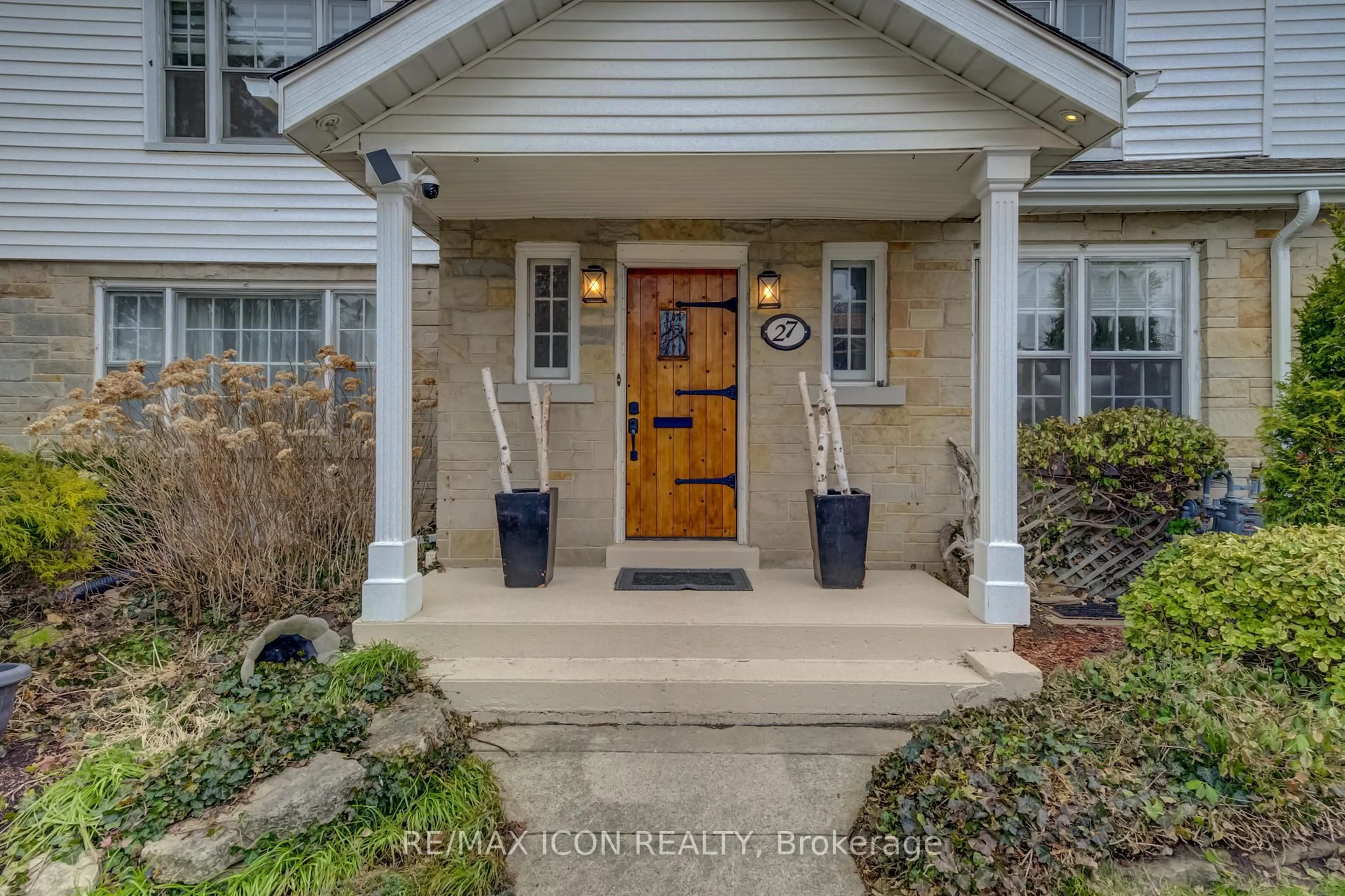 Indoor entryway for 27 Lowrey Ave, Cambridge Ontario N1R 4Z4