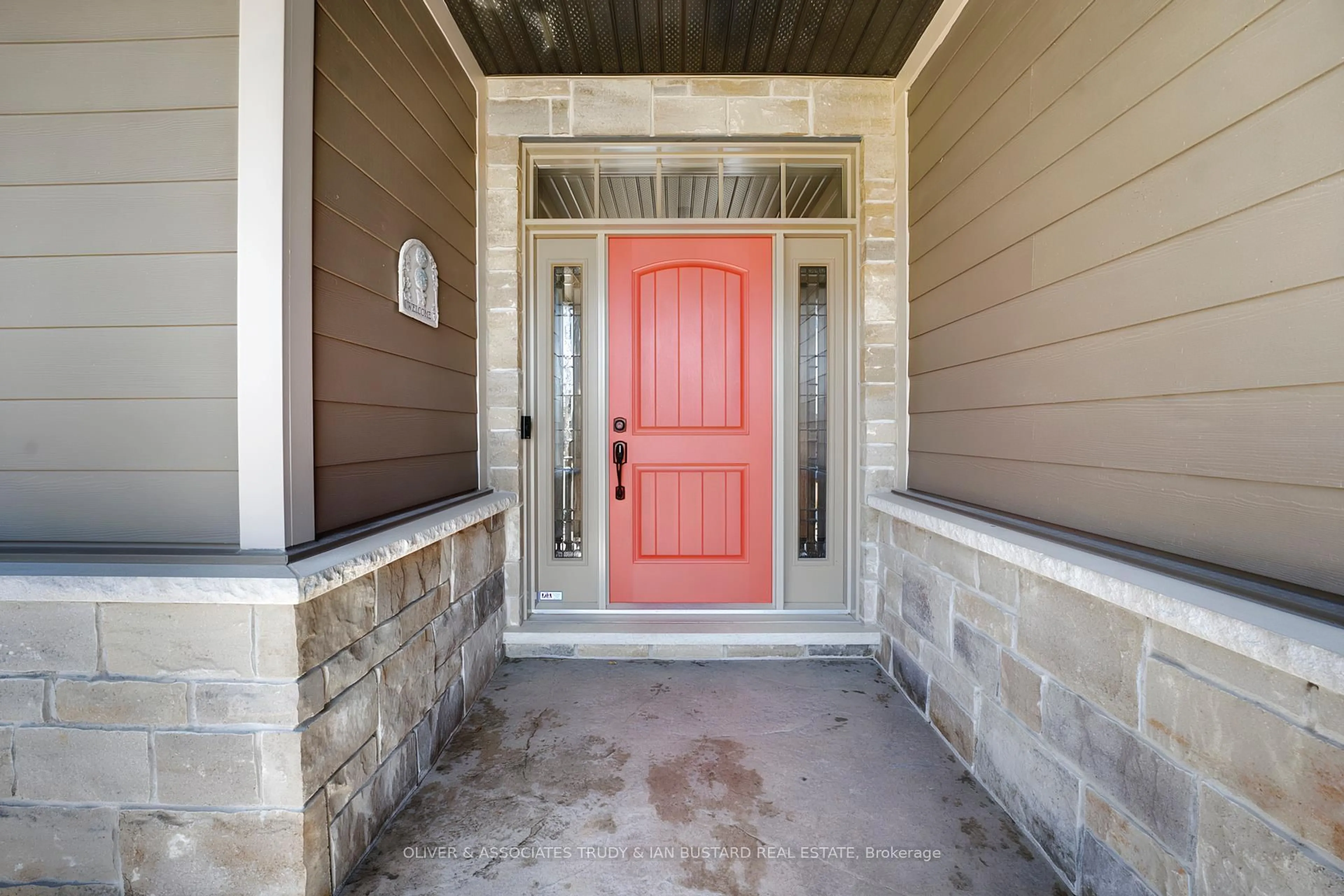 Indoor entryway for 46 Erin Pl, Lambton Shores Ontario N0M 1T0