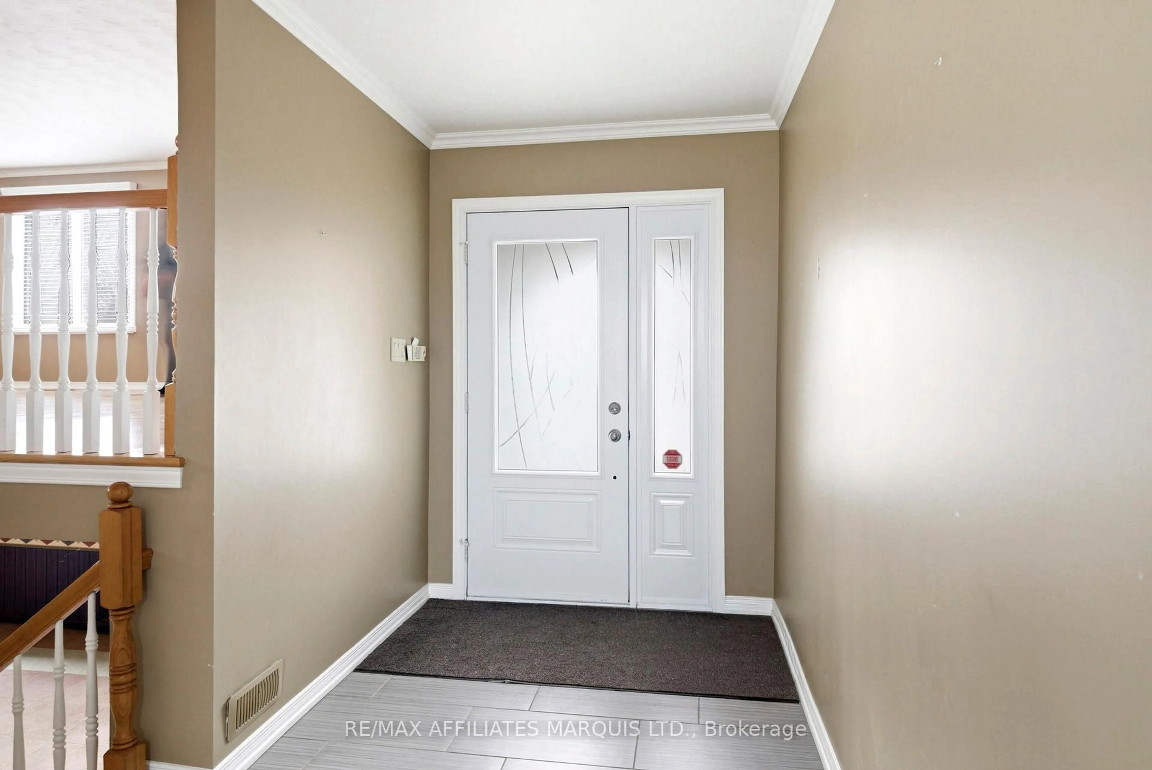 Indoor entryway for 681 Champlain Dr, Cornwall Ontario K6H 6P4