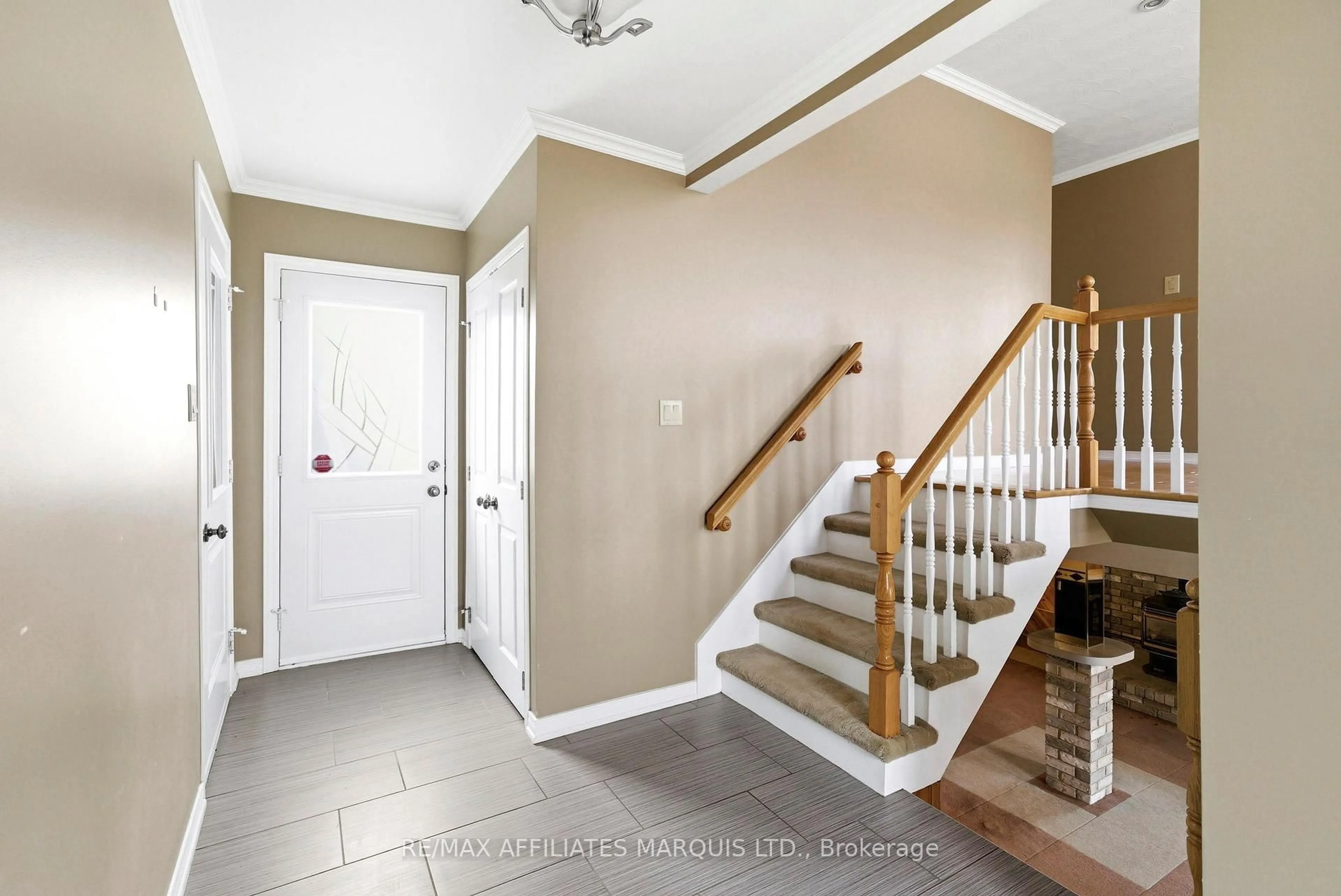 Indoor entryway for 681 Champlain Dr, Cornwall Ontario K6H 6P4